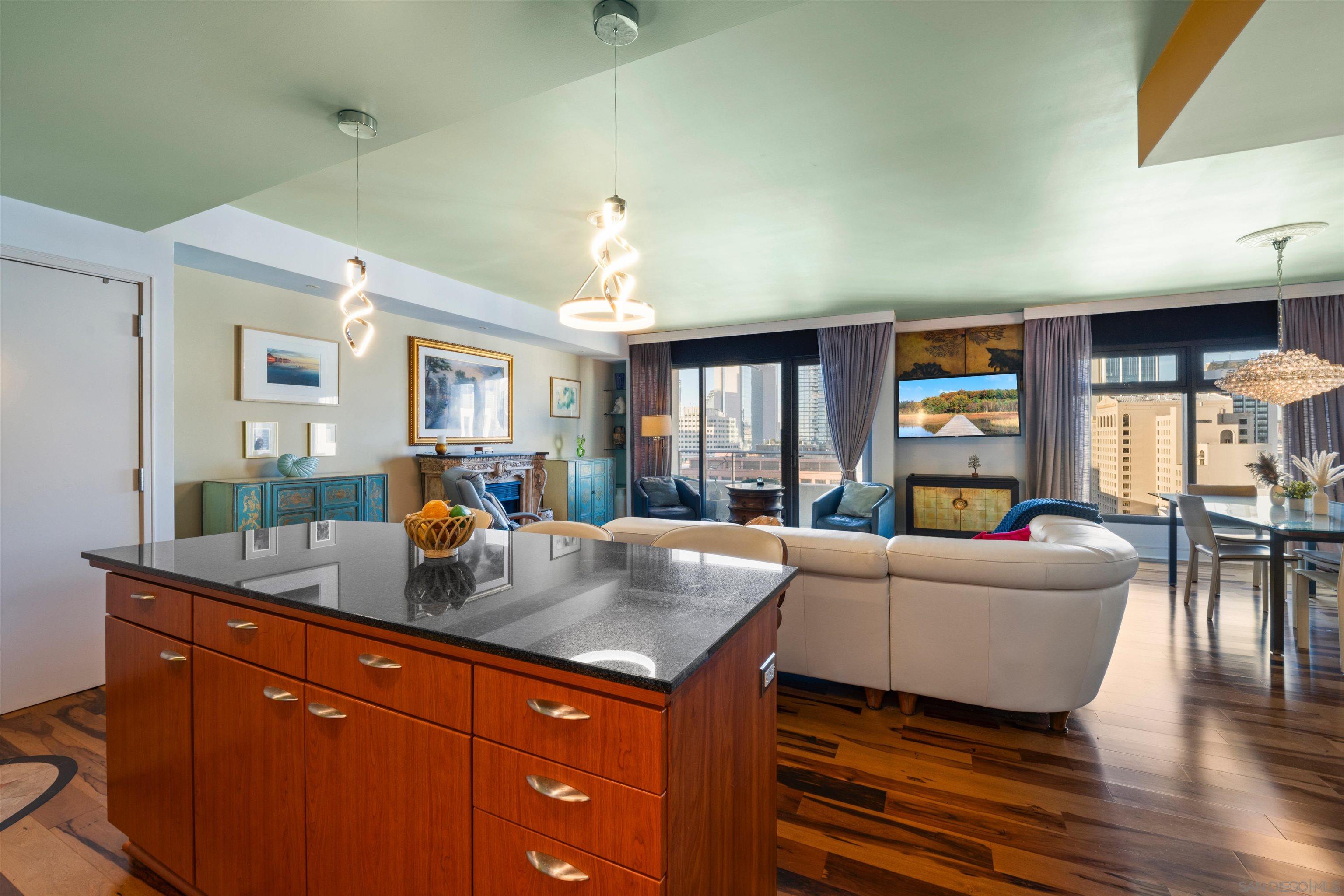 Detail Gallery Image 13 of 52 For 645  Front St  #1604,  San Diego,  CA 92101 - 1 Beds | 2 Baths