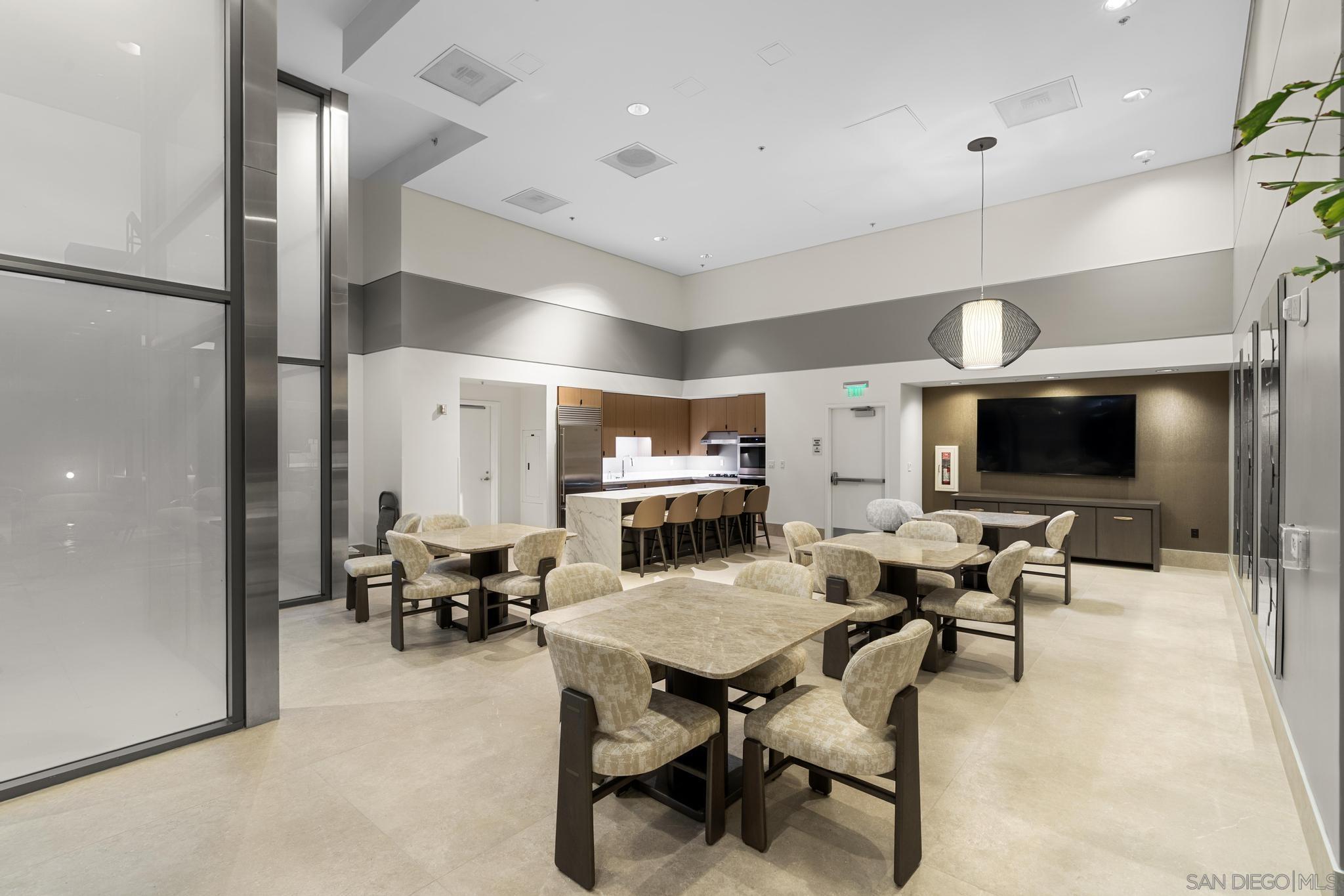 Detail Gallery Image 35 of 52 For 645  Front St  #1604,  San Diego,  CA 92101 - 1 Beds | 2 Baths