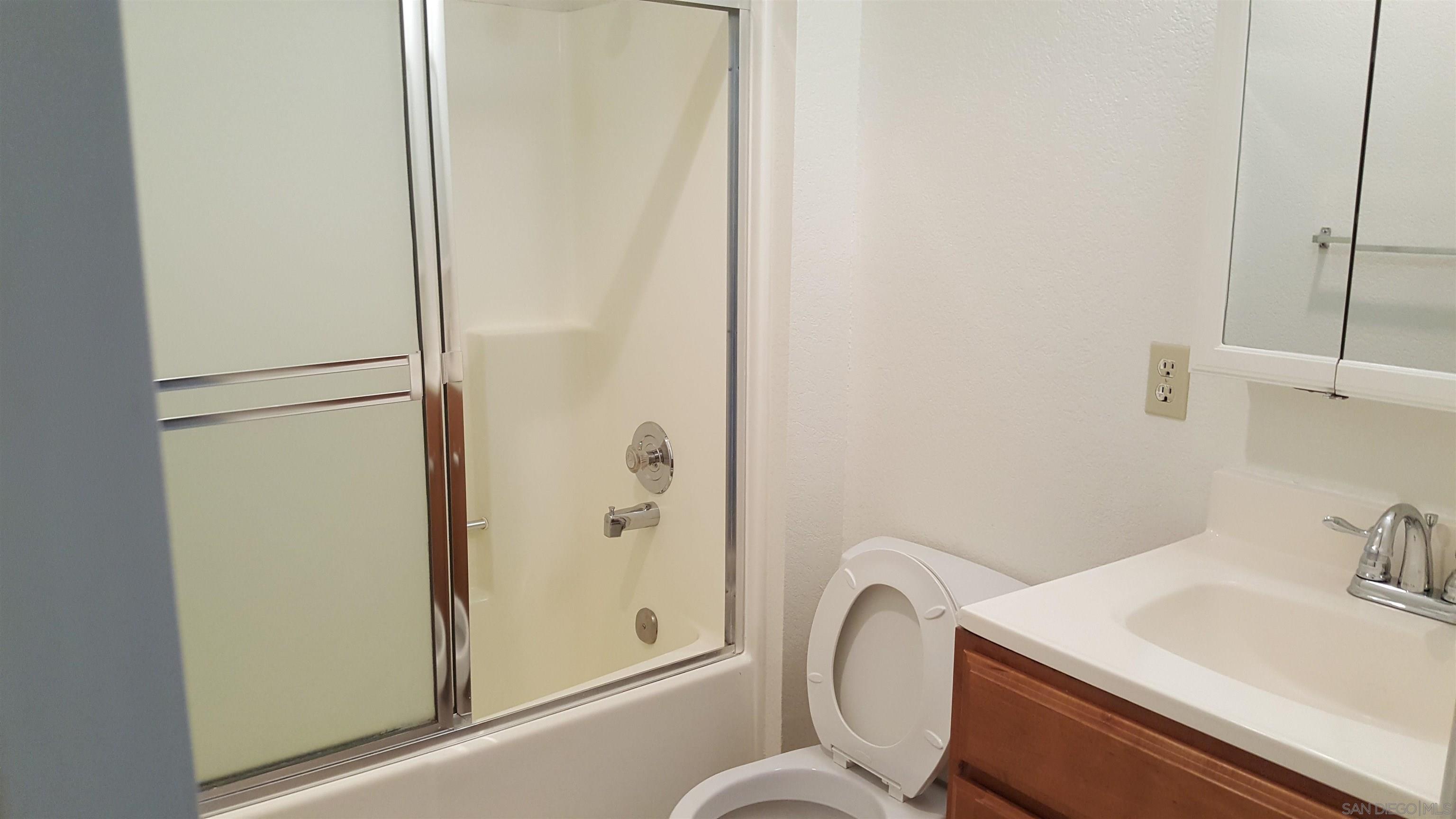 Detail Gallery Image 5 of 11 For 417 N Citrus Ave  29, Escondido,  CA 92027 - 2 Beds | 1/1 Baths