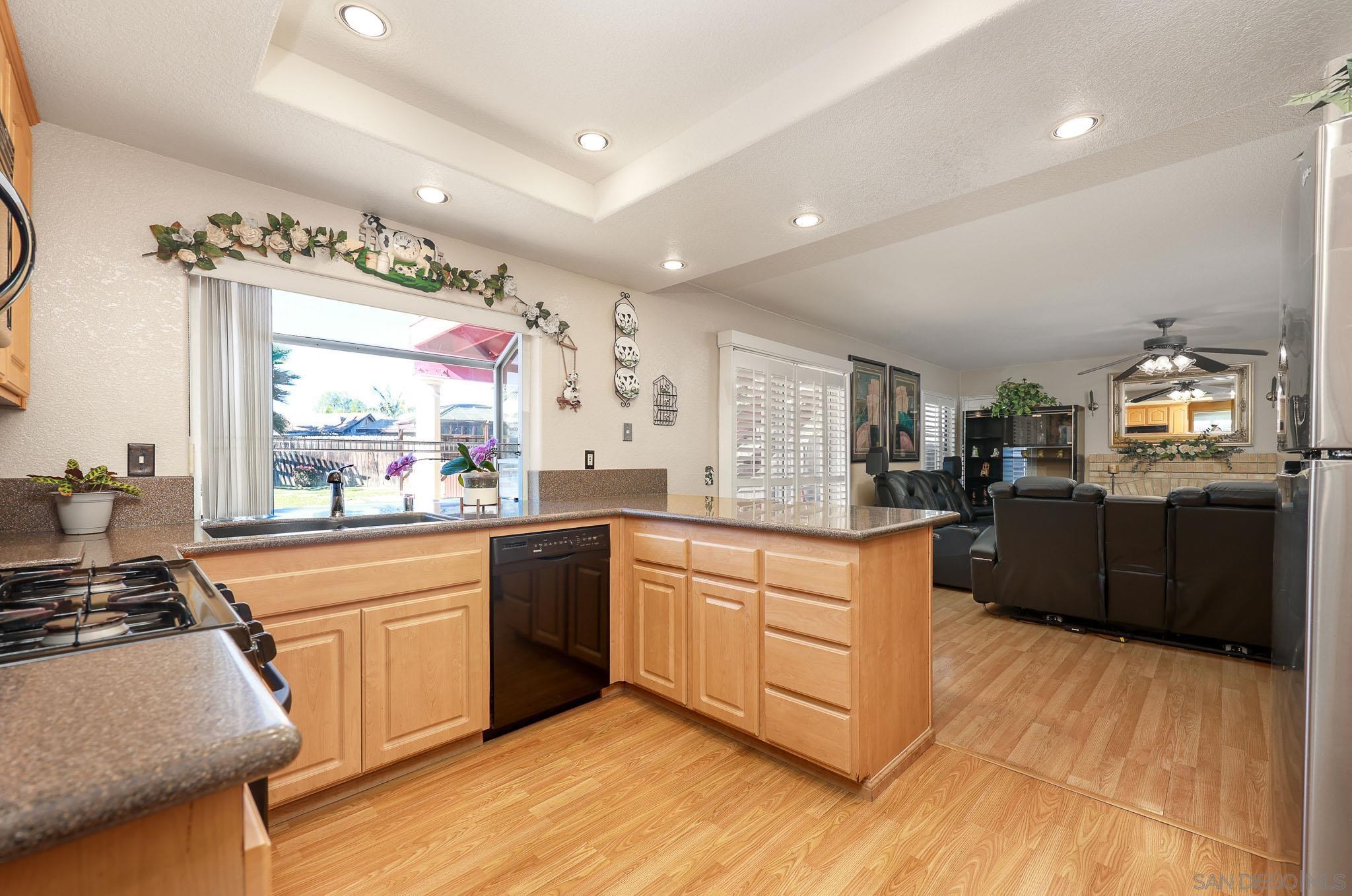 Detail Gallery Image 13 of 42 For 810  Crosspoint Ct, San Diego,  CA 92114 - 4 Beds | 3 Baths