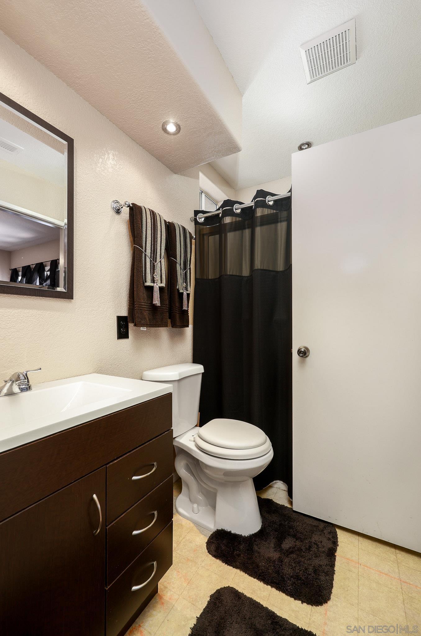 Detail Gallery Image 24 of 42 For 810  Crosspoint Ct, San Diego,  CA 92114 - 4 Beds | 3 Baths