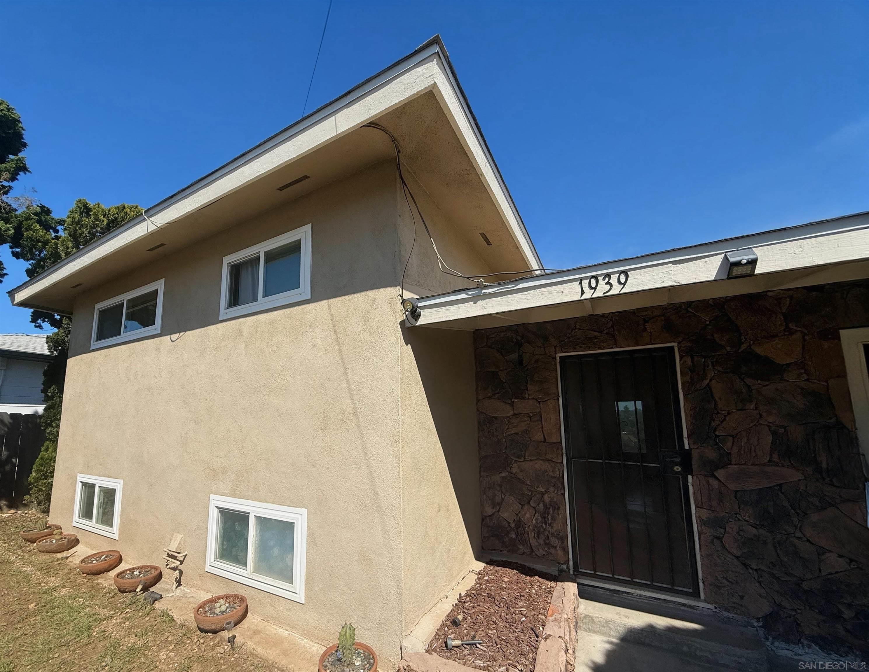 Detail Gallery Image 3 of 7 For 1939  Paradise St, San Diego,  CA 92114 - 5 Beds | 2 Baths