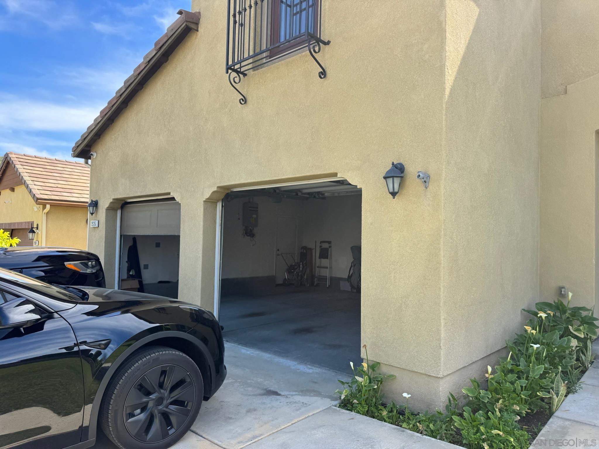 Detail Gallery Image 2 of 45 For 1926  Corte Escena, Chula Vista,  CA 91914 - 5 Beds | 3/1 Baths