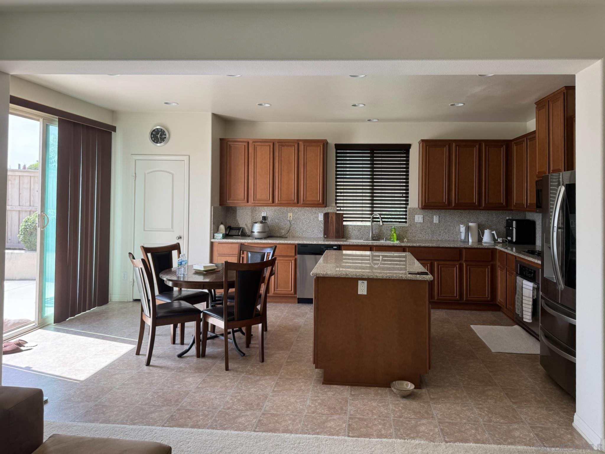 Detail Gallery Image 6 of 45 For 1926  Corte Escena, Chula Vista,  CA 91914 - 5 Beds | 3/1 Baths