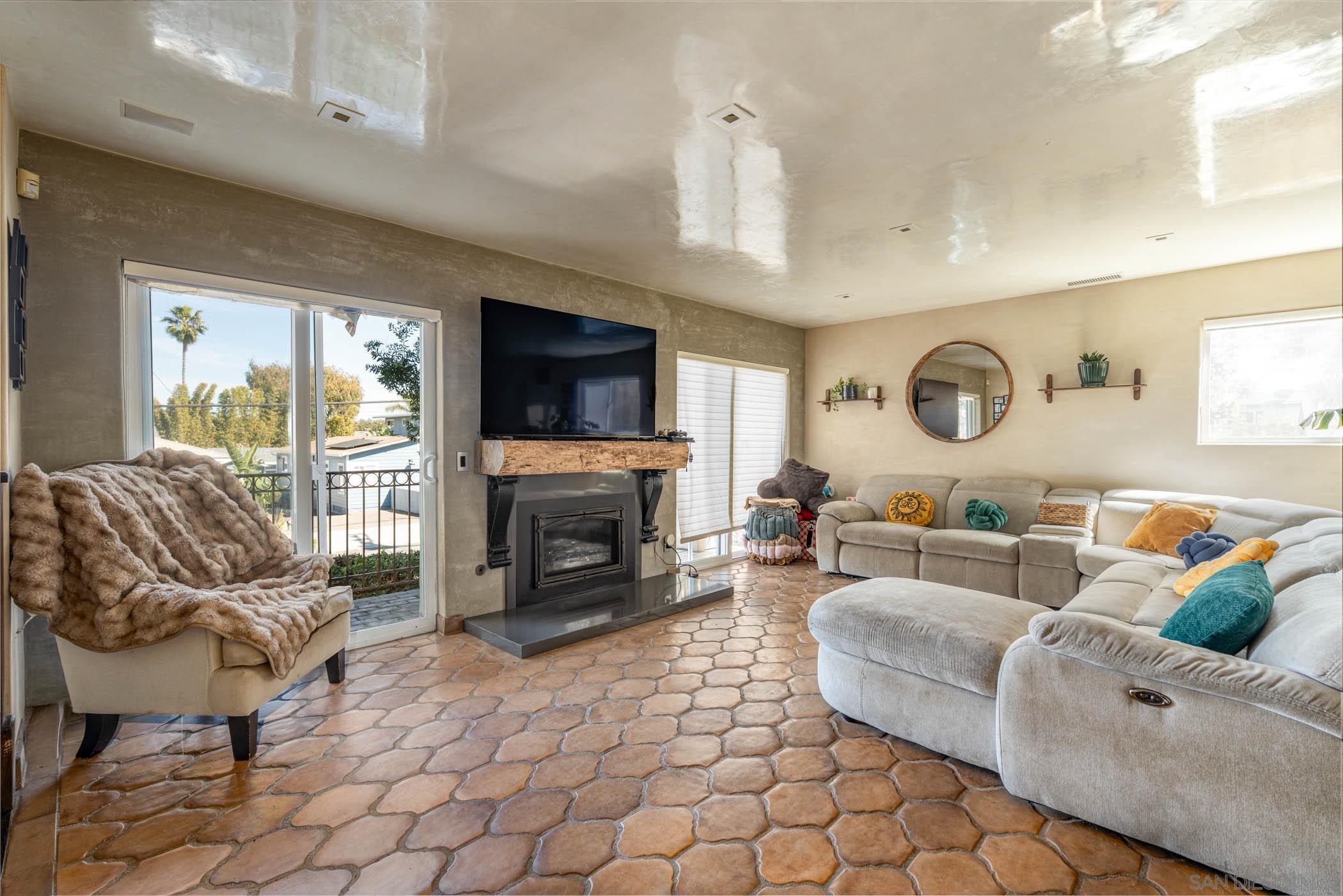 Detail Gallery Image 4 of 40 For 175  Maple Ave  #4,  Carlsbad,  CA 92008 - 2 Beds | 2/1 Baths