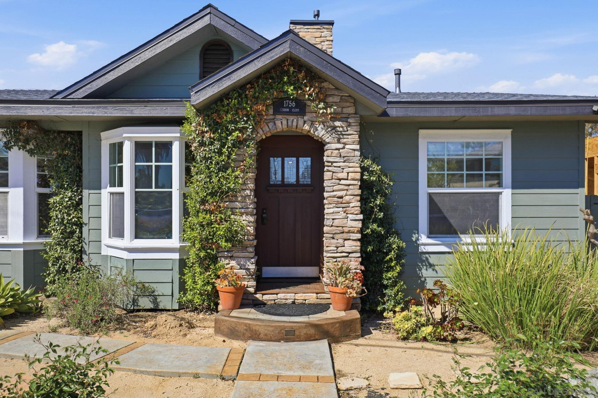 Detail Gallery Image 2 of 51 For 1756  Mission Cliff Dr, San Diego,  CA 92116 - 3 Beds | 2 Baths