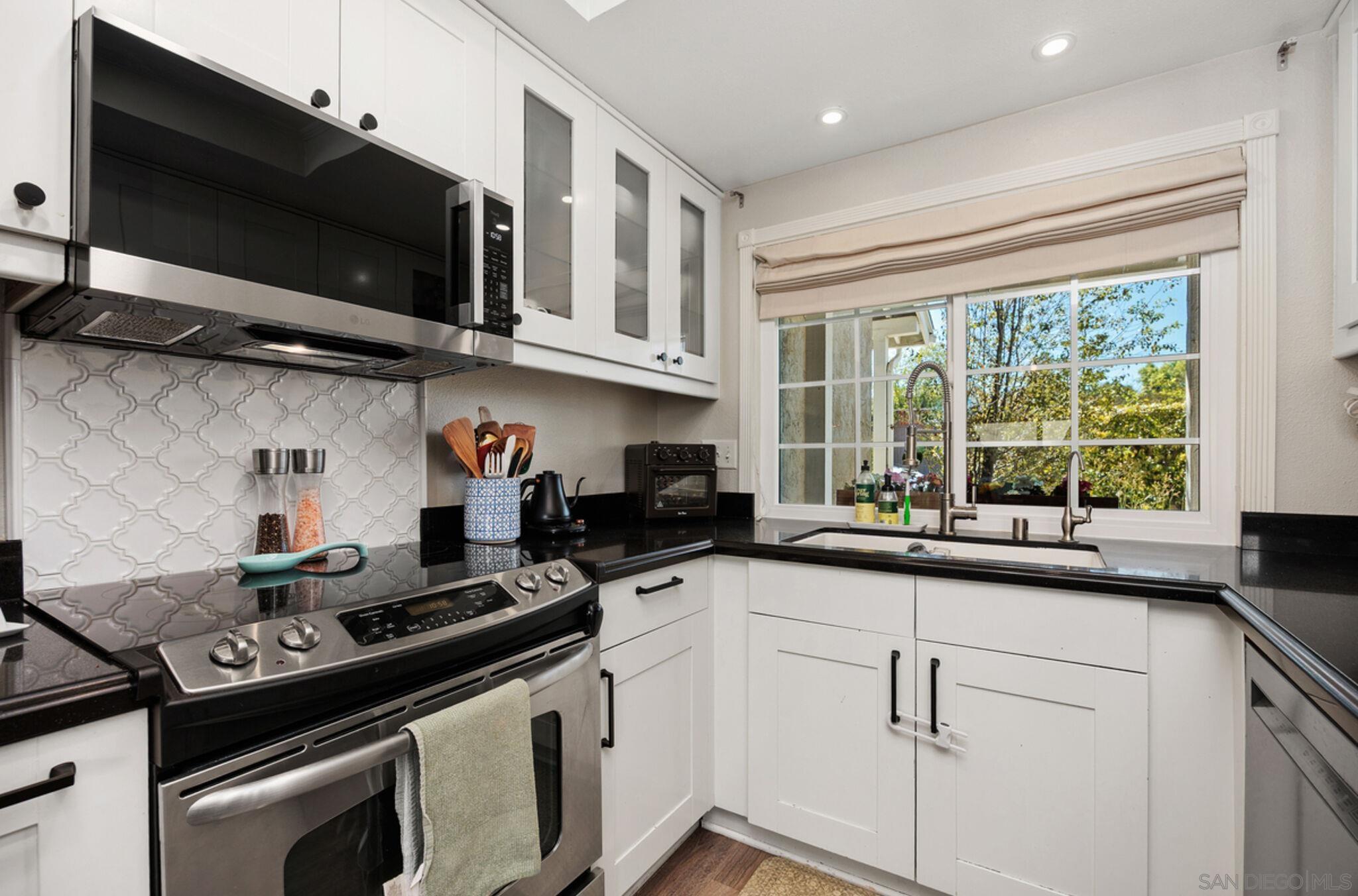 Detail Gallery Image 13 of 30 For 1971  Azure Way, Encinitas,  CA 92024 - 2 Beds | 2/1 Baths
