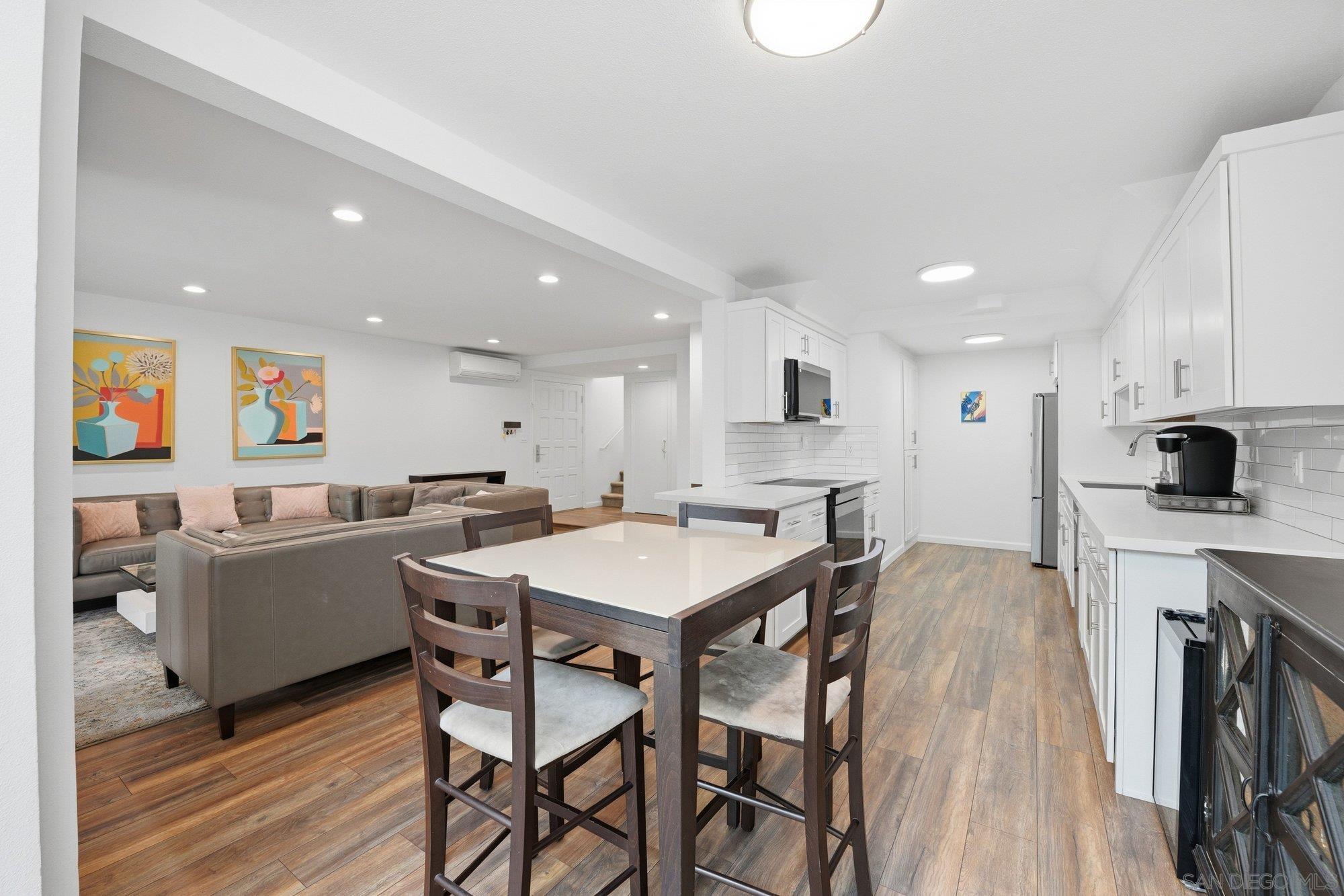 Detail Gallery Image 11 of 45 For 8963  Caminito Fresco, La Jolla,  CA 92037 - 4 Beds | 2/1 Baths