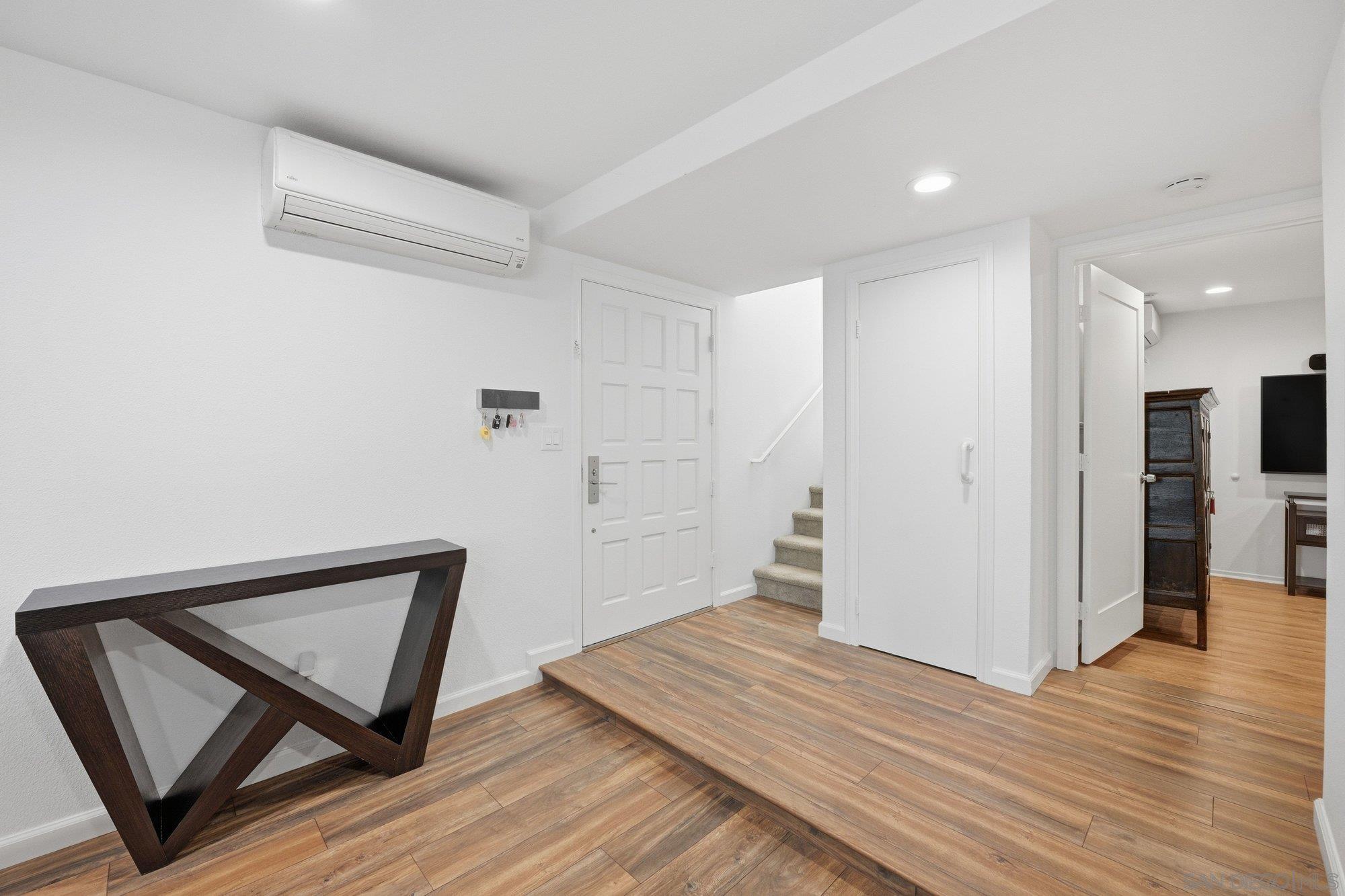 Detail Gallery Image 19 of 45 For 8963  Caminito Fresco, La Jolla,  CA 92037 - 4 Beds | 2/1 Baths