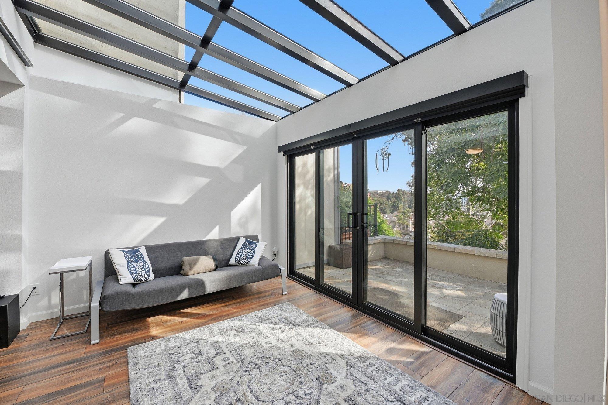 Detail Gallery Image 8 of 45 For 8963  Caminito Fresco, La Jolla,  CA 92037 - 4 Beds | 2/1 Baths