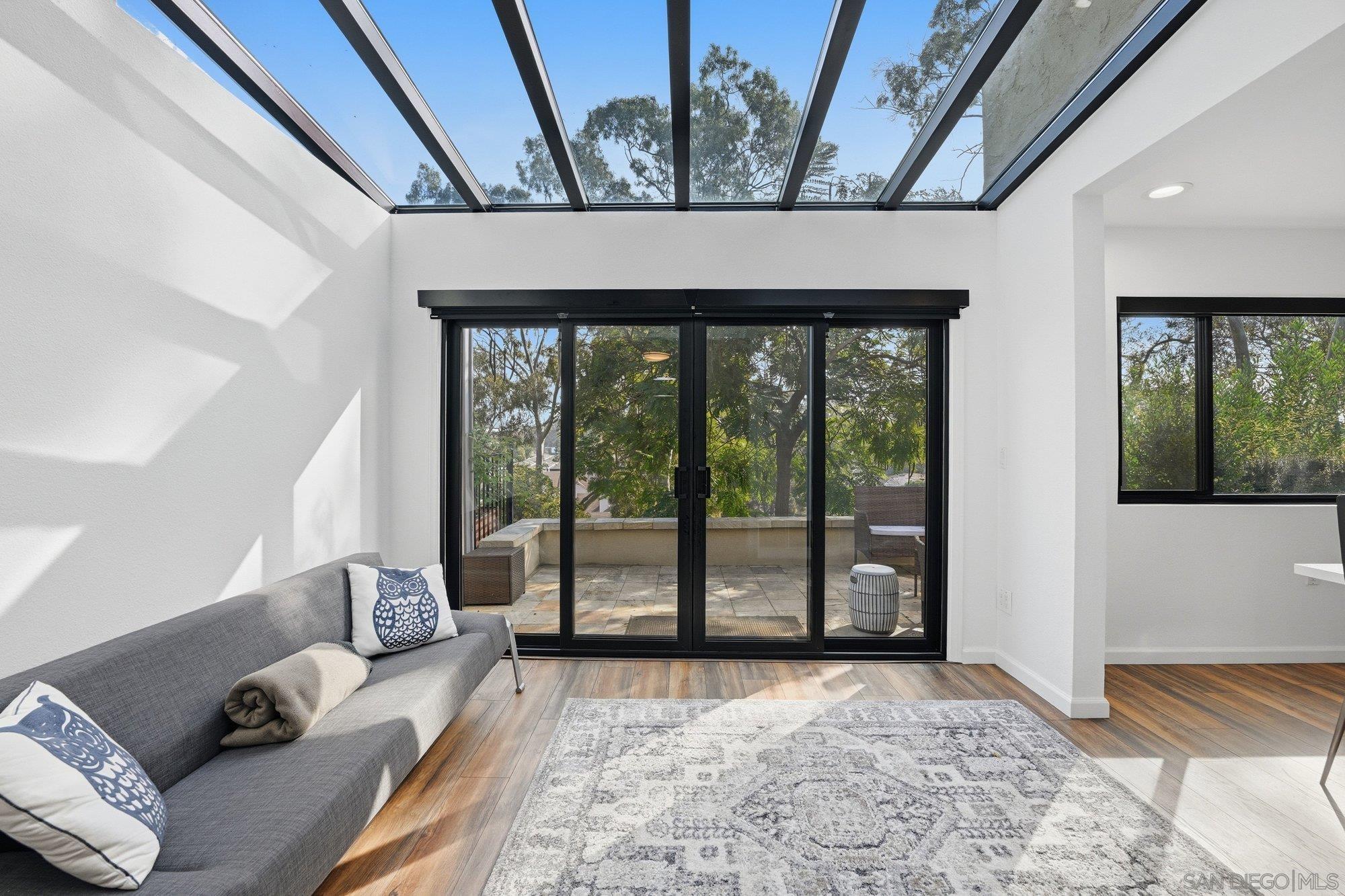 Detail Gallery Image 9 of 45 For 8963  Caminito Fresco, La Jolla,  CA 92037 - 4 Beds | 2/1 Baths