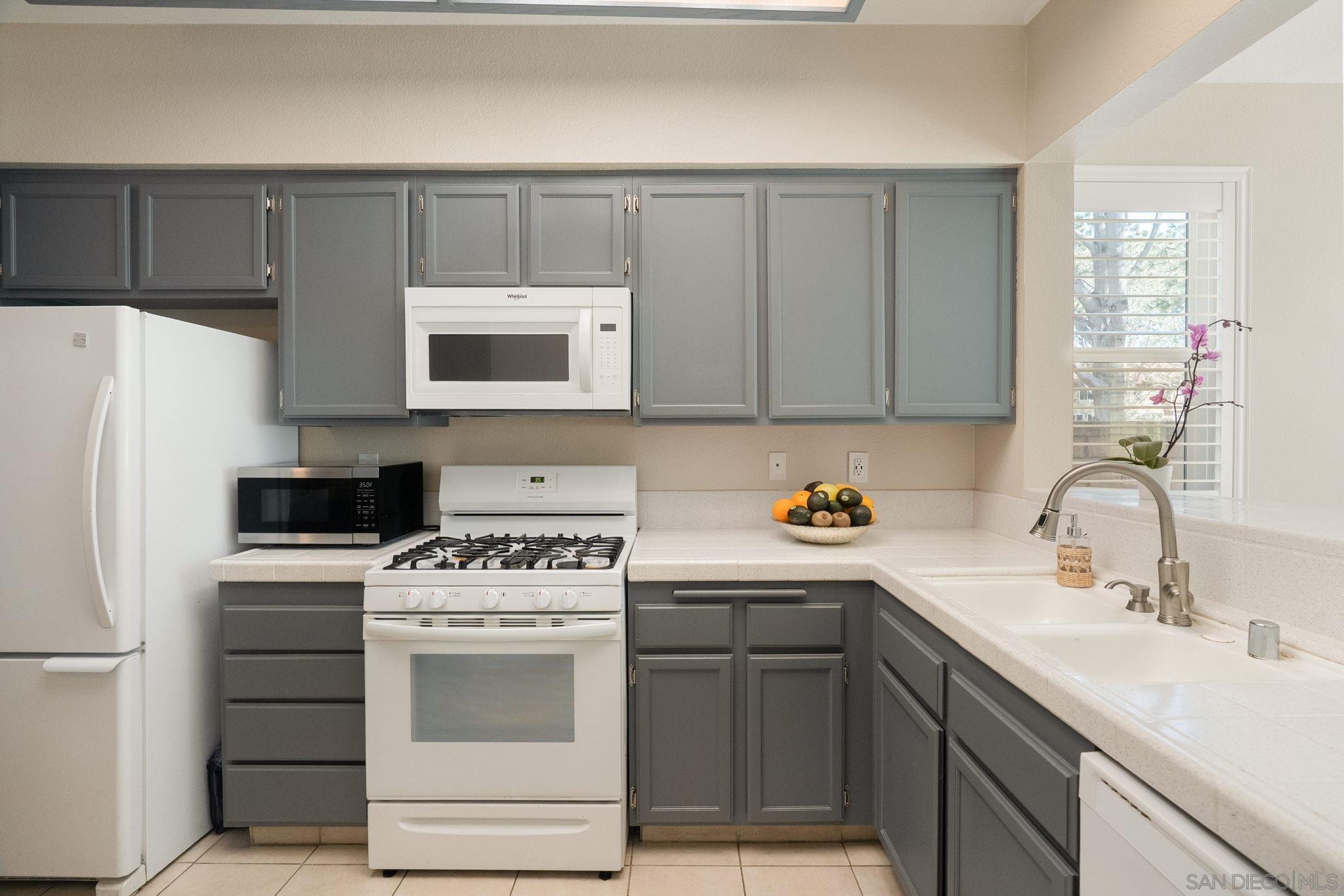 Detail Gallery Image 6 of 25 For 13527  Tiverton Rd, San Diego,  CA 92130 - 2 Beds | 2/1 Baths