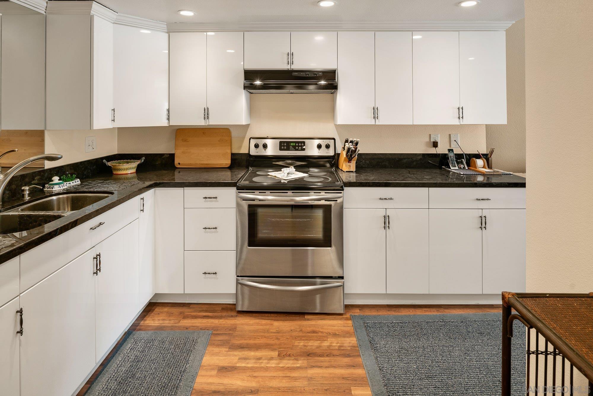 Detail Gallery Image 2 of 38 For 5366  La Jolla Blvd  203c,  La Jolla,  CA 92037 - 1 Beds | 1 Baths