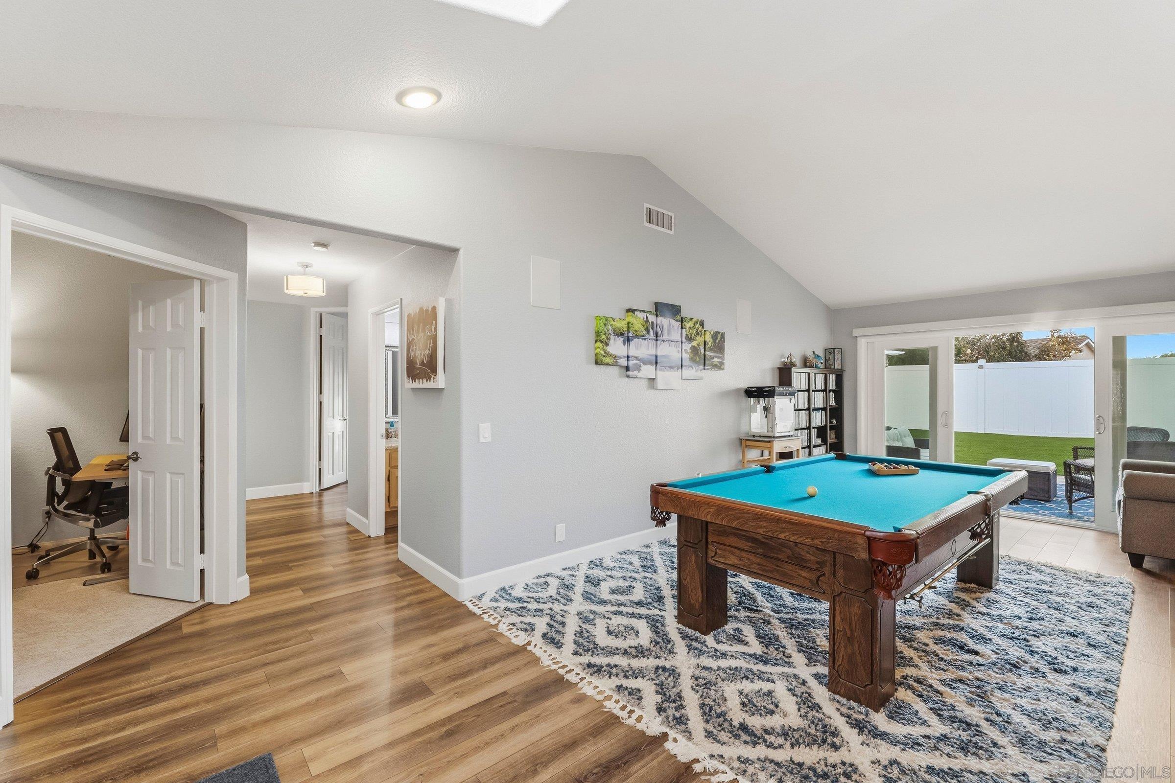 Detail Gallery Image 2 of 36 For 849  Muirfield Drive, Oceanside,  CA 92058 - 5 Beds | 2/1 Baths