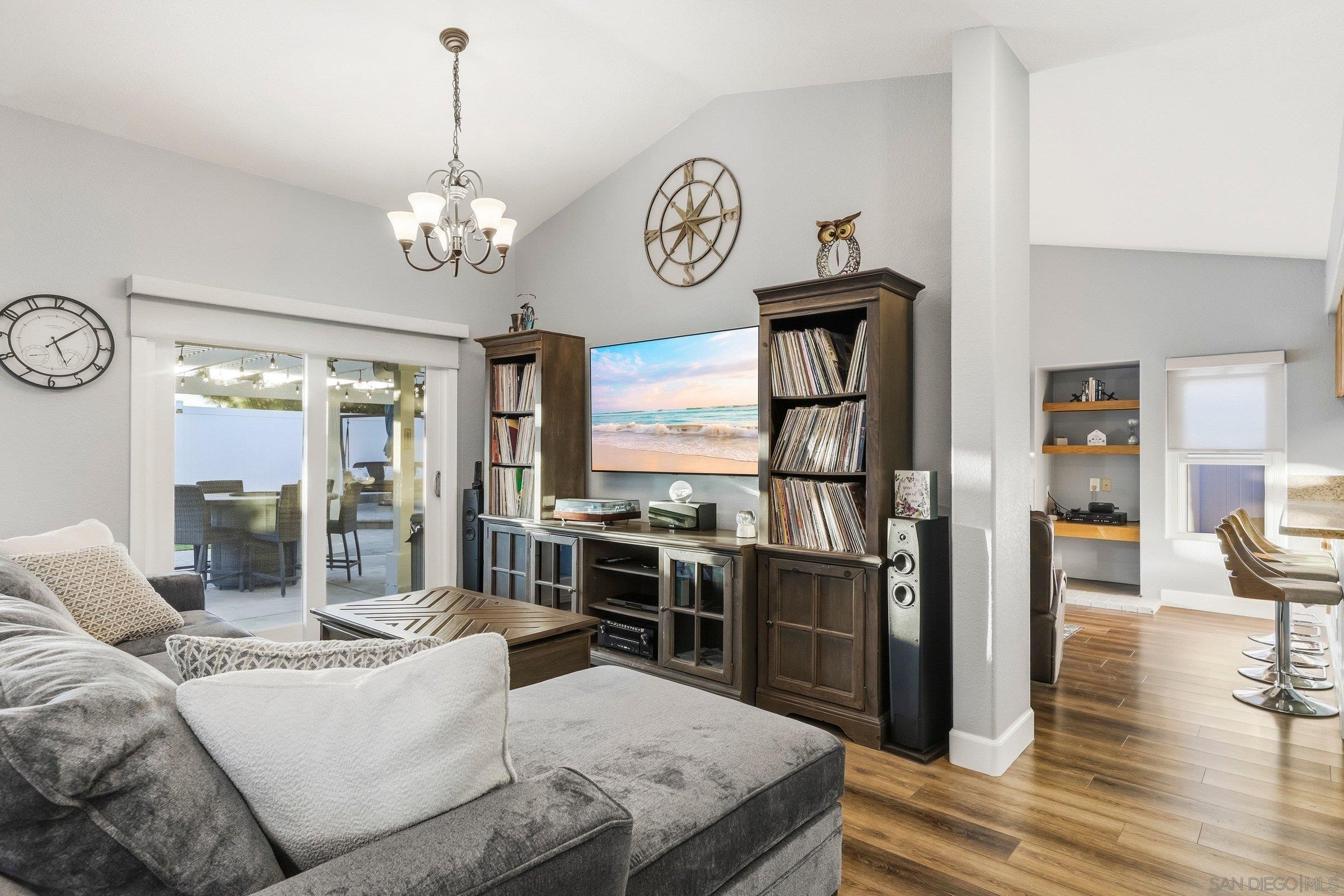 Detail Gallery Image 4 of 36 For 849  Muirfield Drive, Oceanside,  CA 92058 - 5 Beds | 2/1 Baths