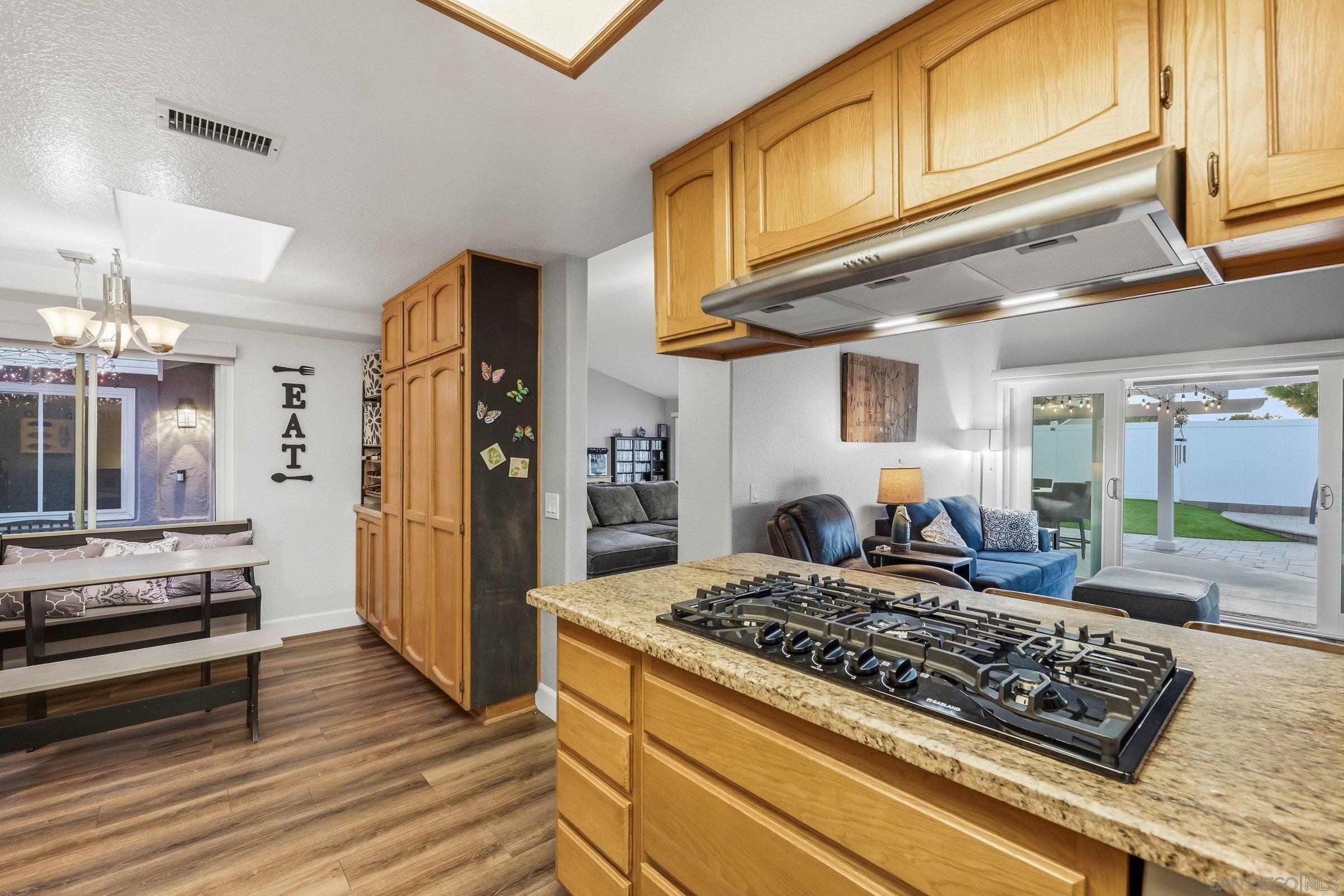 Detail Gallery Image 5 of 36 For 849  Muirfield Drive, Oceanside,  CA 92058 - 5 Beds | 2/1 Baths