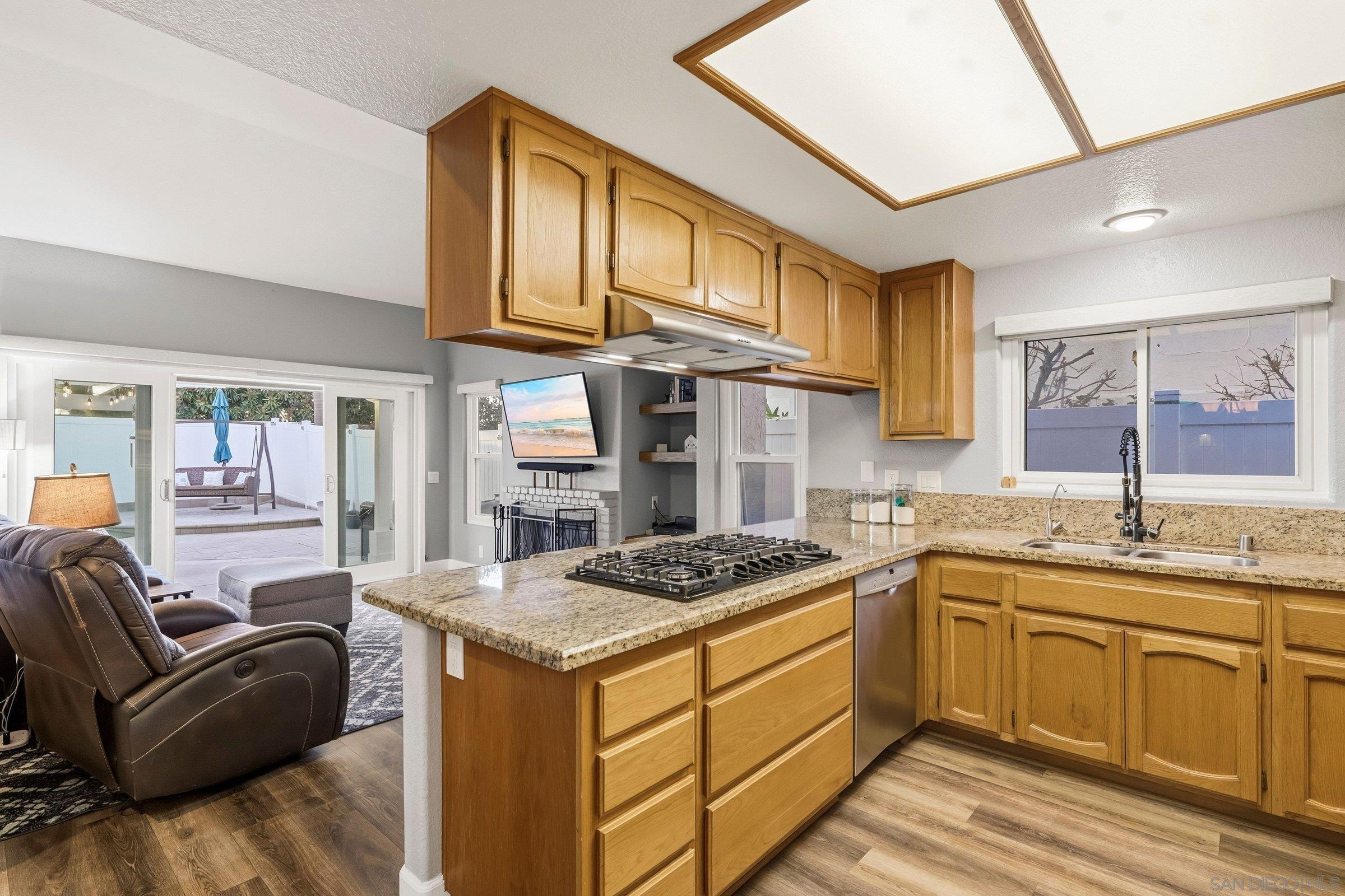 Detail Gallery Image 6 of 36 For 849  Muirfield Drive, Oceanside,  CA 92058 - 5 Beds | 2/1 Baths