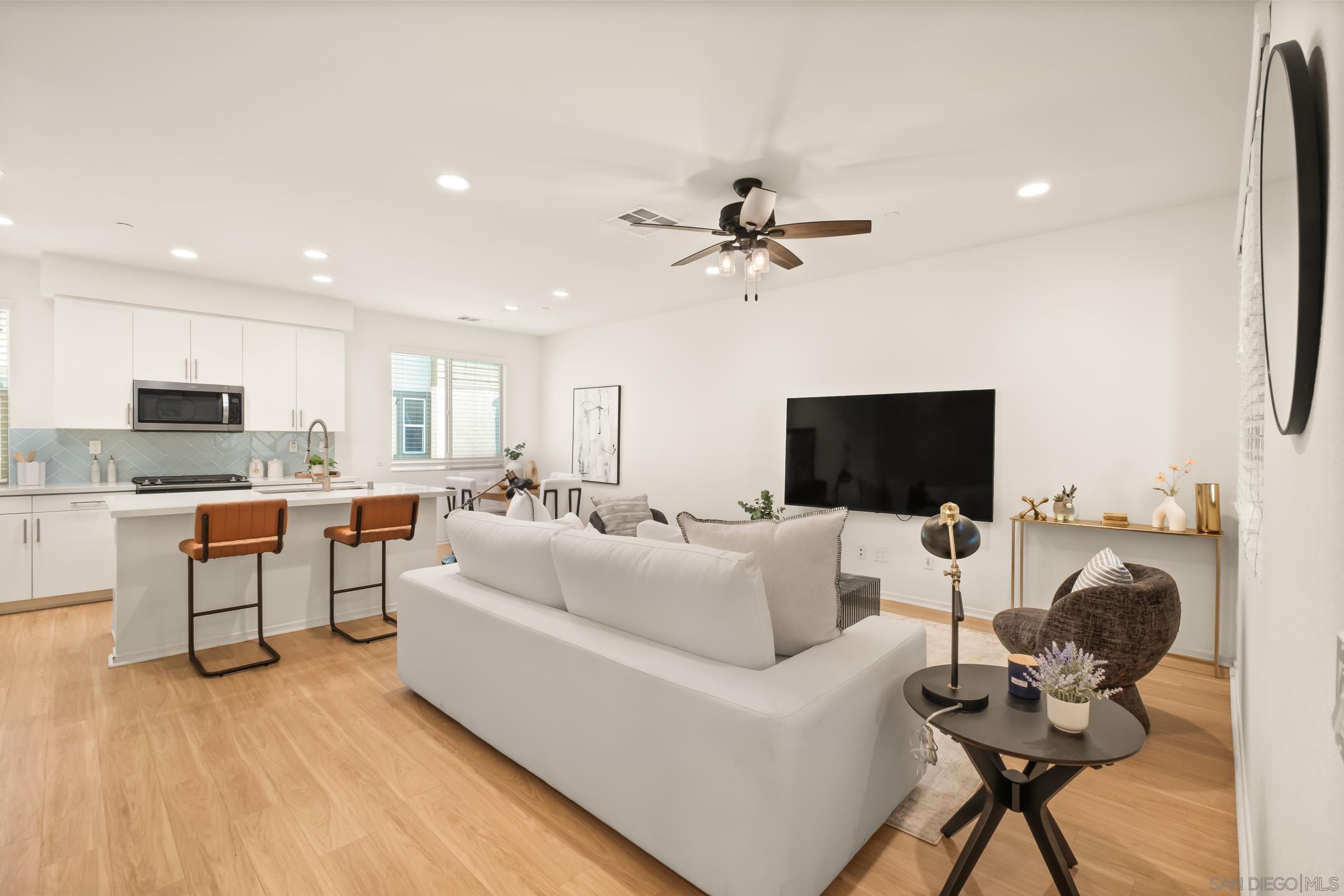 Detail Gallery Image 3 of 52 For 1118  via Lucero, Oceanside,  CA 92056 - 4 Beds | 3/1 Baths