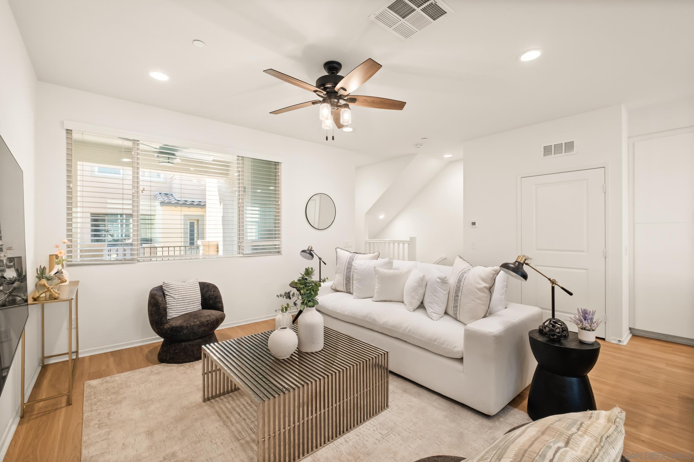 Detail Gallery Image 5 of 52 For 1118  via Lucero, Oceanside,  CA 92056 - 4 Beds | 3/1 Baths
