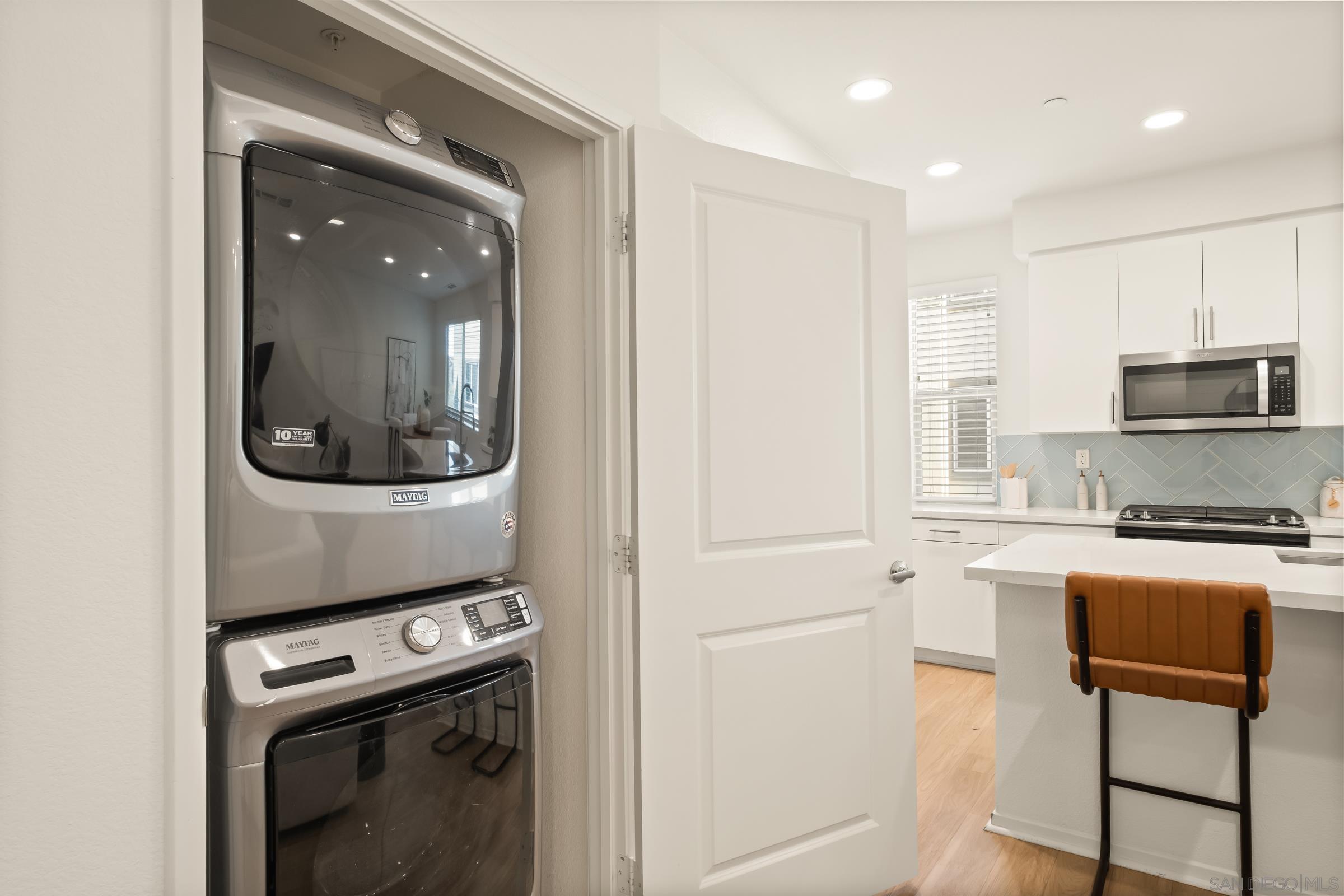 Detail Gallery Image 6 of 52 For 1118  via Lucero, Oceanside,  CA 92056 - 4 Beds | 3/1 Baths