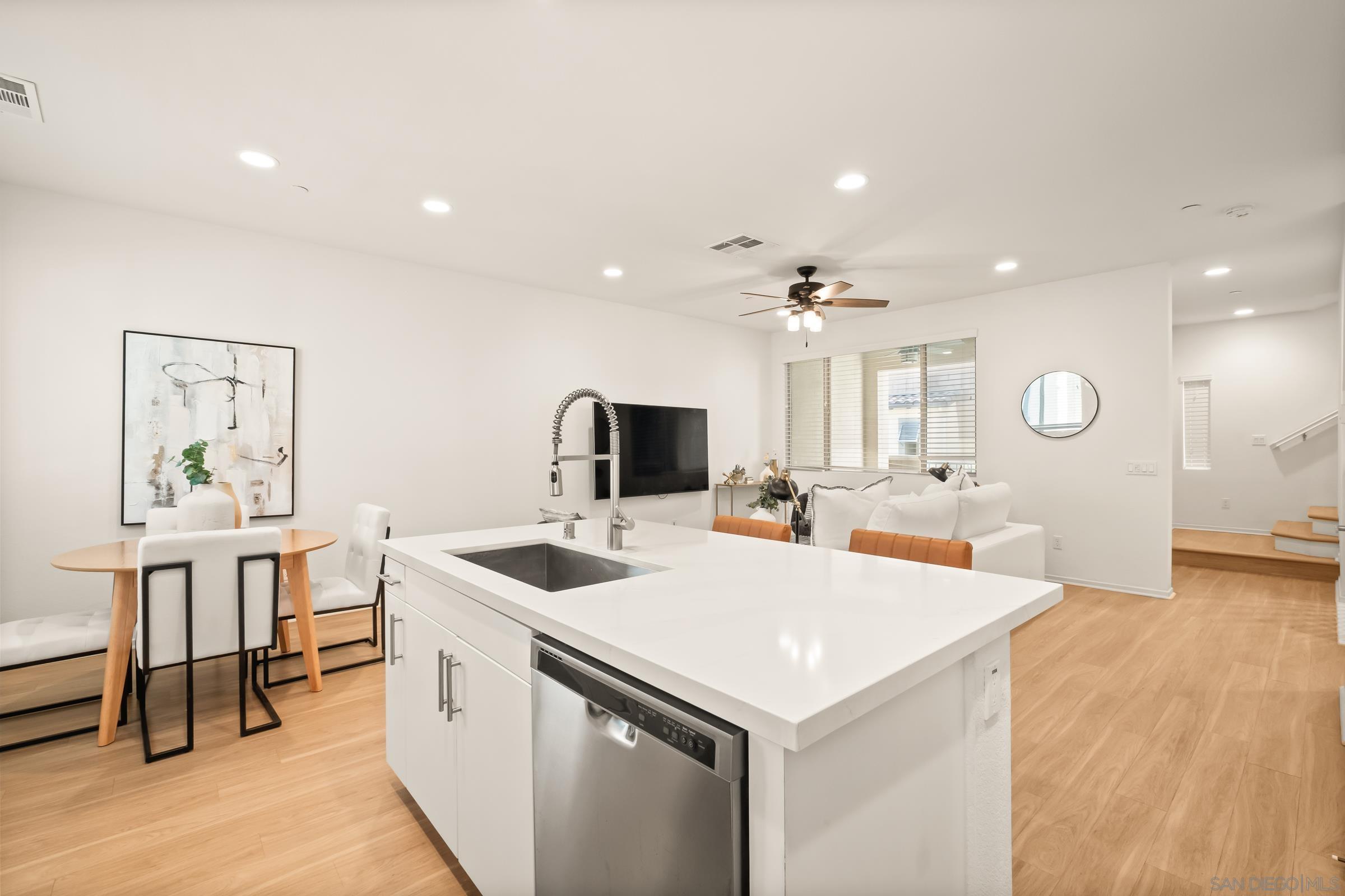 Detail Gallery Image 8 of 52 For 1118  via Lucero, Oceanside,  CA 92056 - 4 Beds | 3/1 Baths