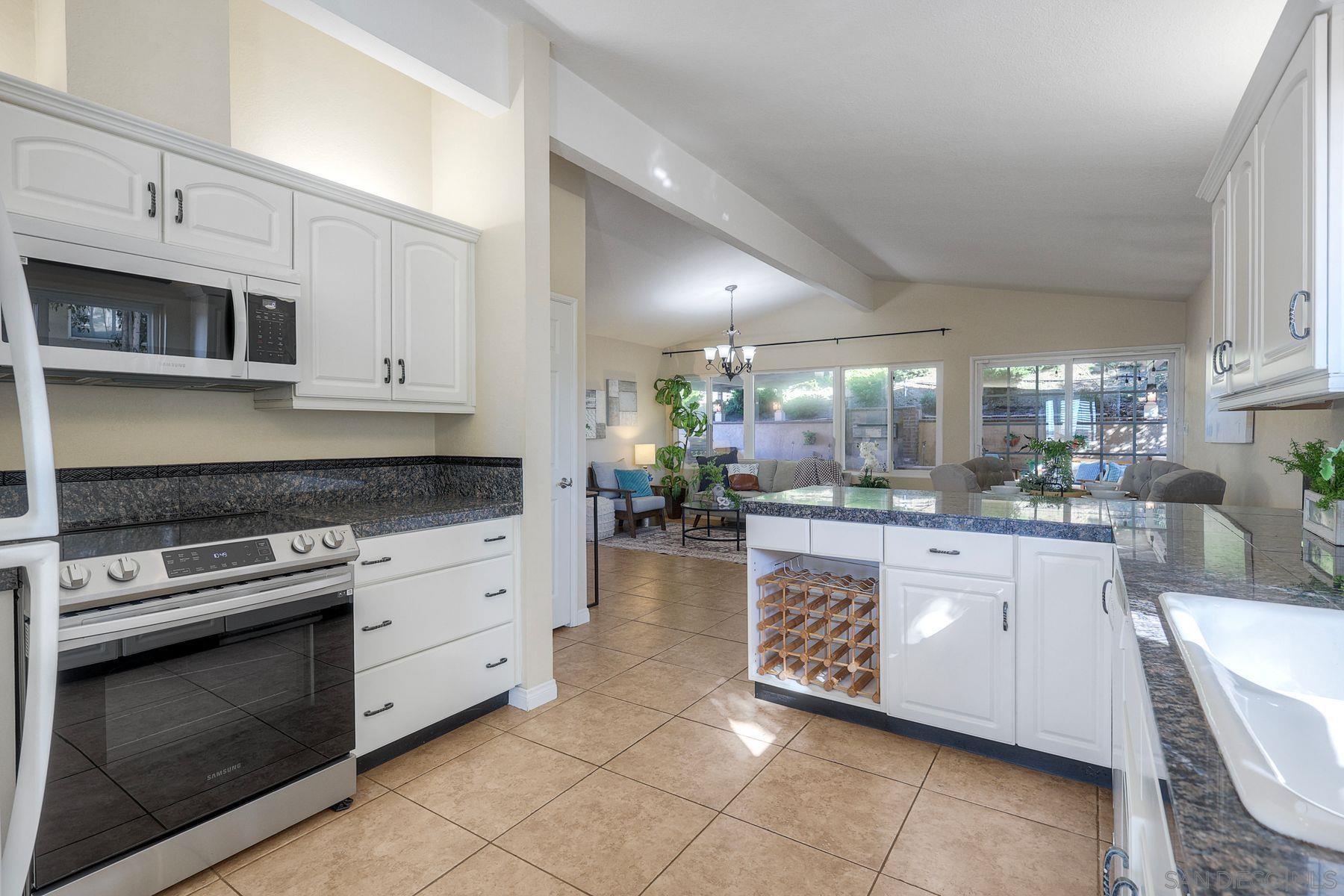 Detail Gallery Image 8 of 42 For 2935  Lloyd St, San Diego,  CA 92117 - 4 Beds | 3/1 Baths