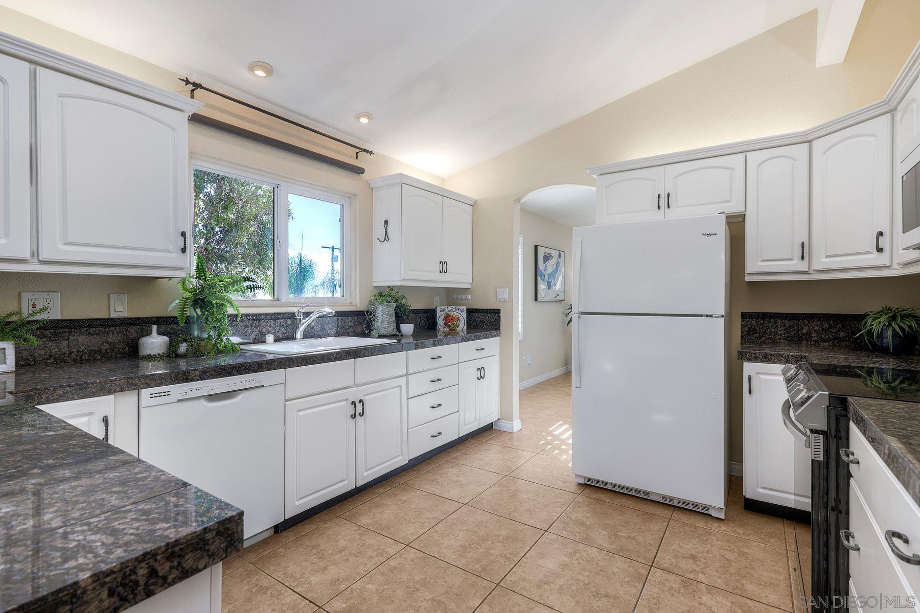 Detail Gallery Image 9 of 42 For 2935  Lloyd St, San Diego,  CA 92117 - 4 Beds | 3/1 Baths