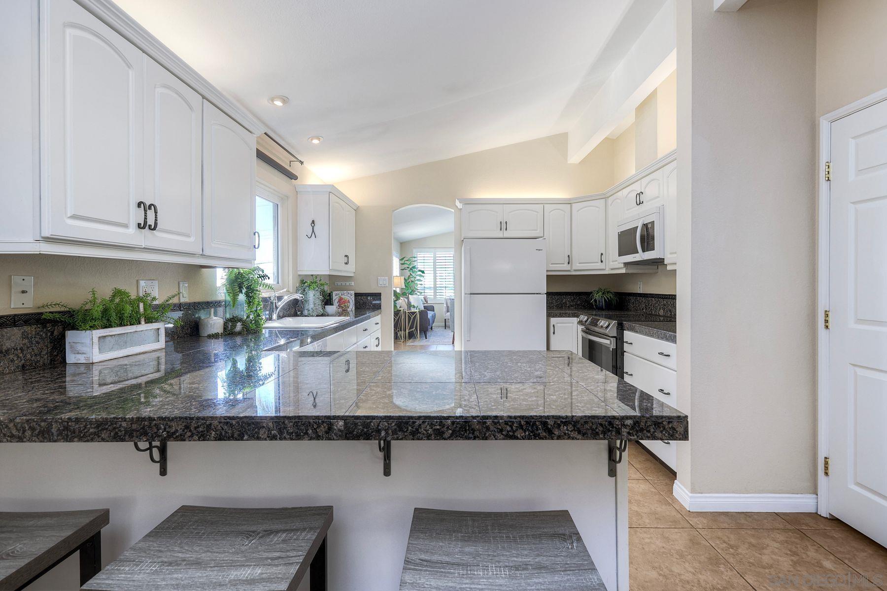 Detail Gallery Image 10 of 42 For 2935  Lloyd St, San Diego,  CA 92117 - 4 Beds | 3/1 Baths