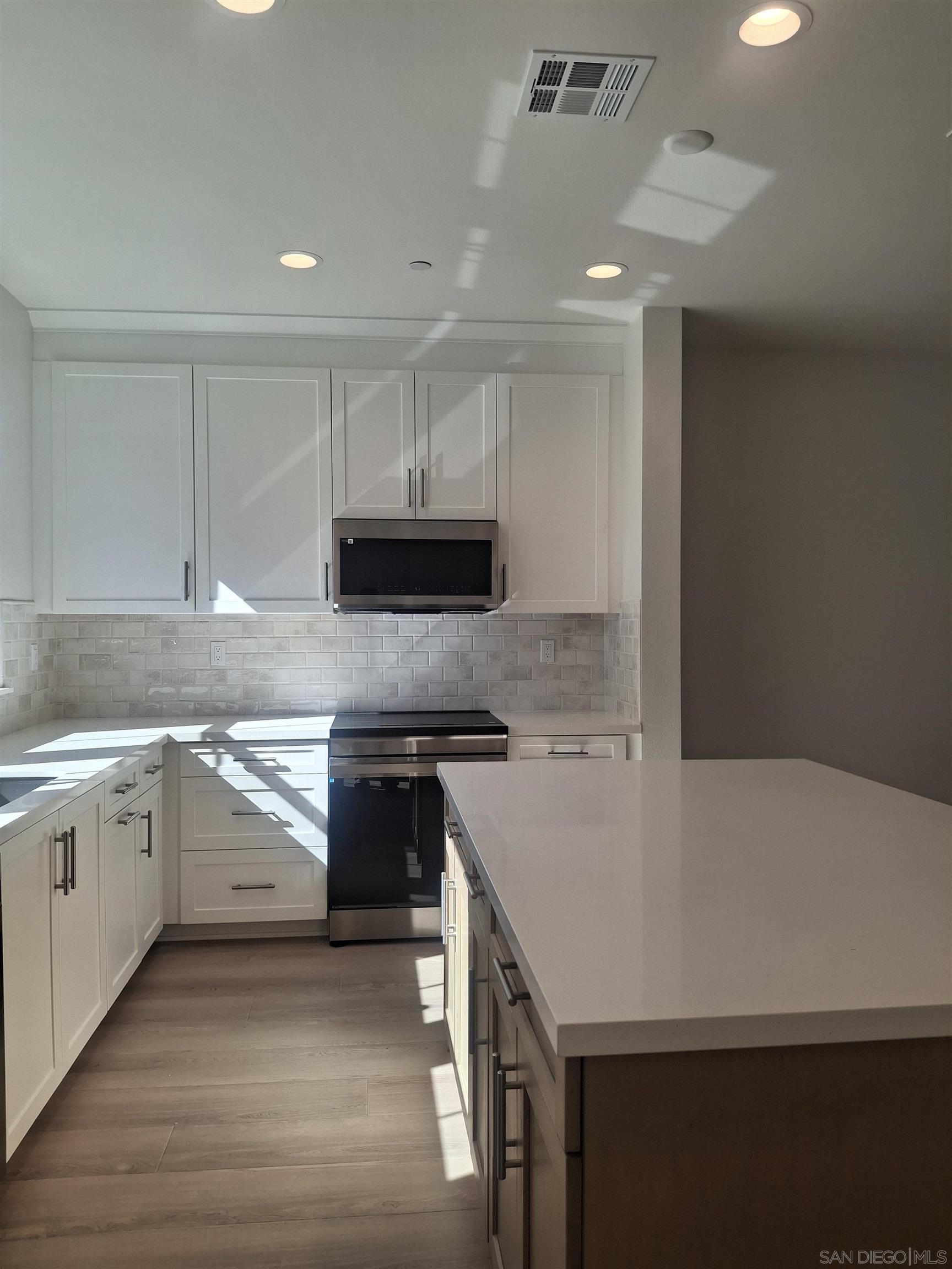 Detail Gallery Image 11 of 42 For 2518  Delphinium Ln, Carlsbad,  CA 92008 - 4 Beds | 2/2 Baths