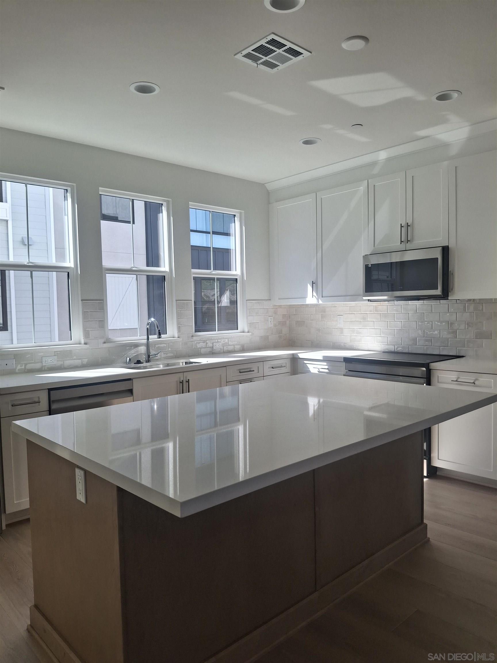 Detail Gallery Image 6 of 42 For 2518  Delphinium Ln, Carlsbad,  CA 92008 - 4 Beds | 2/2 Baths