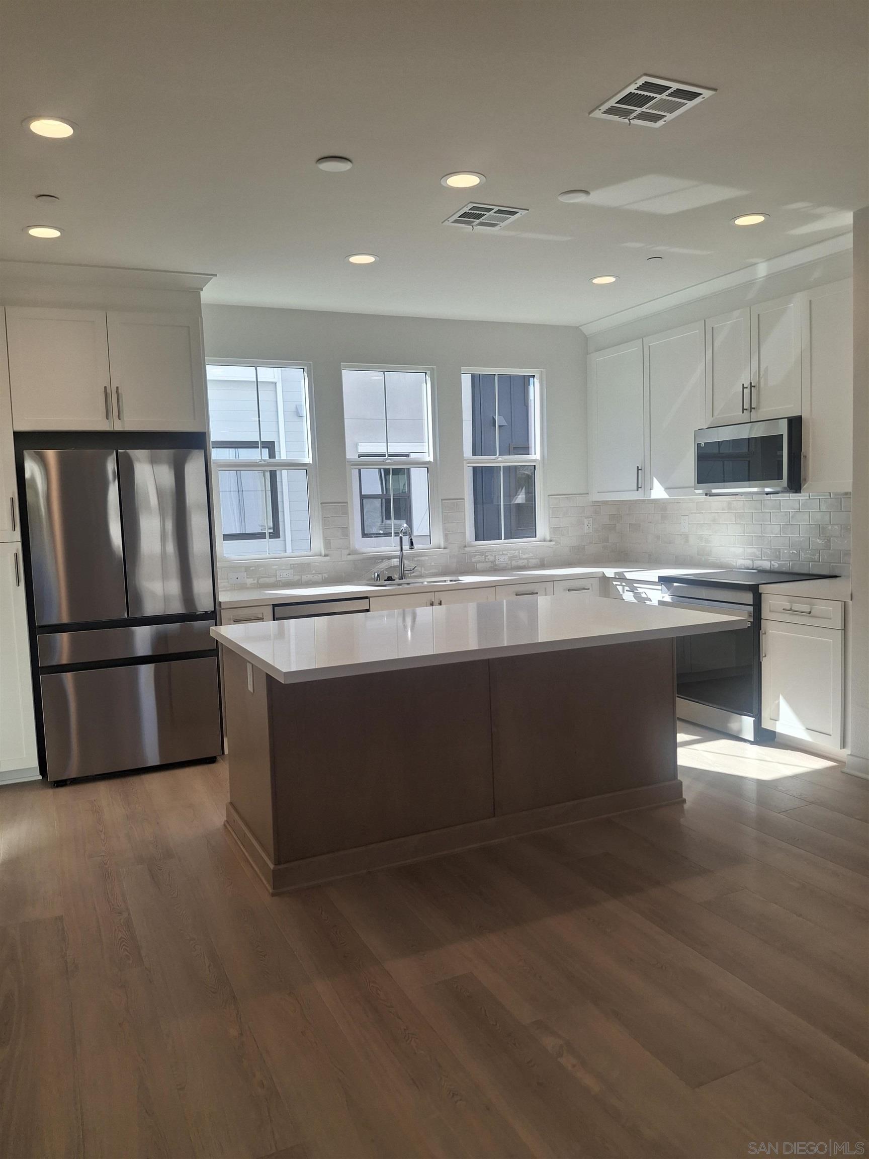 Detail Gallery Image 10 of 42 For 2518  Delphinium Ln, Carlsbad,  CA 92008 - 4 Beds | 2/2 Baths