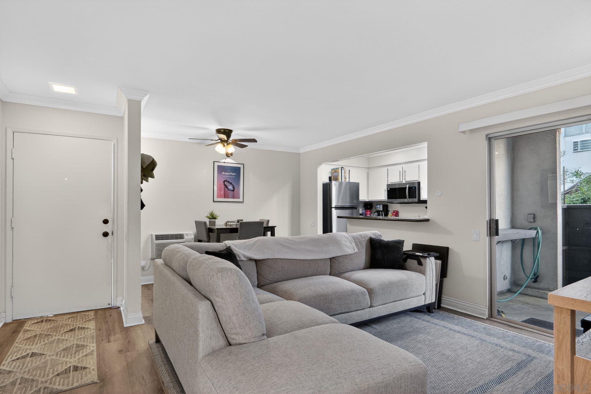 Detail Gallery Image 3 of 21 For 1353  Caminito Gabaldon  #E,  San Diego,  CA 92108 - 2 Beds | 1 Baths