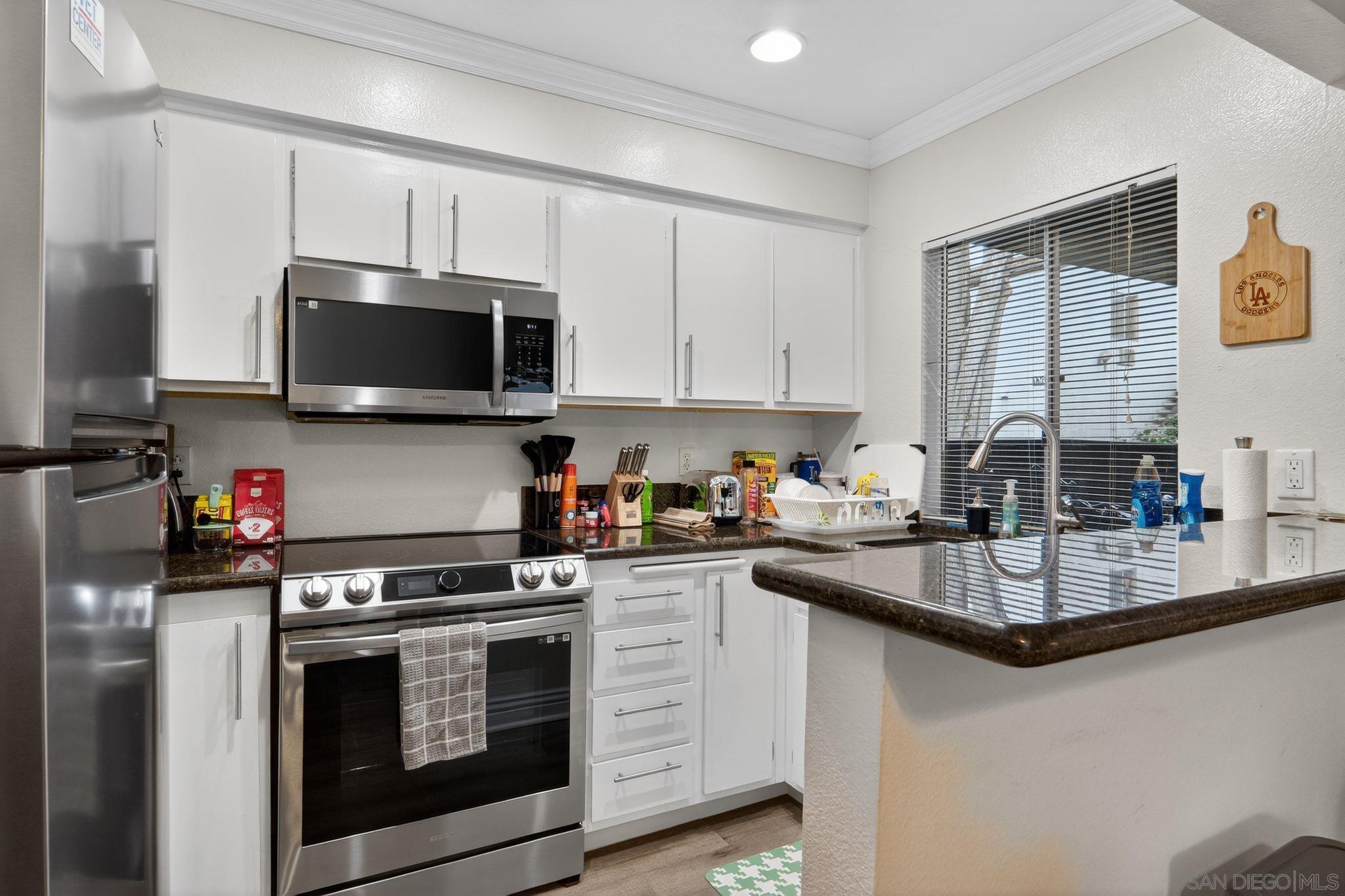 Detail Gallery Image 4 of 21 For 1353  Caminito Gabaldon  #E,  San Diego,  CA 92108 - 2 Beds | 1 Baths