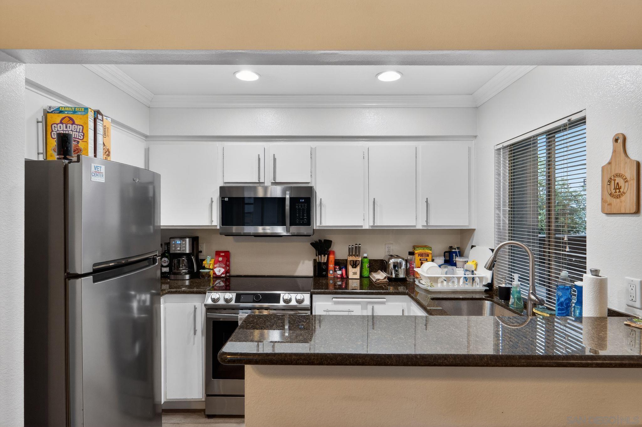 Detail Gallery Image 5 of 21 For 1353  Caminito Gabaldon  #E,  San Diego,  CA 92108 - 2 Beds | 1 Baths