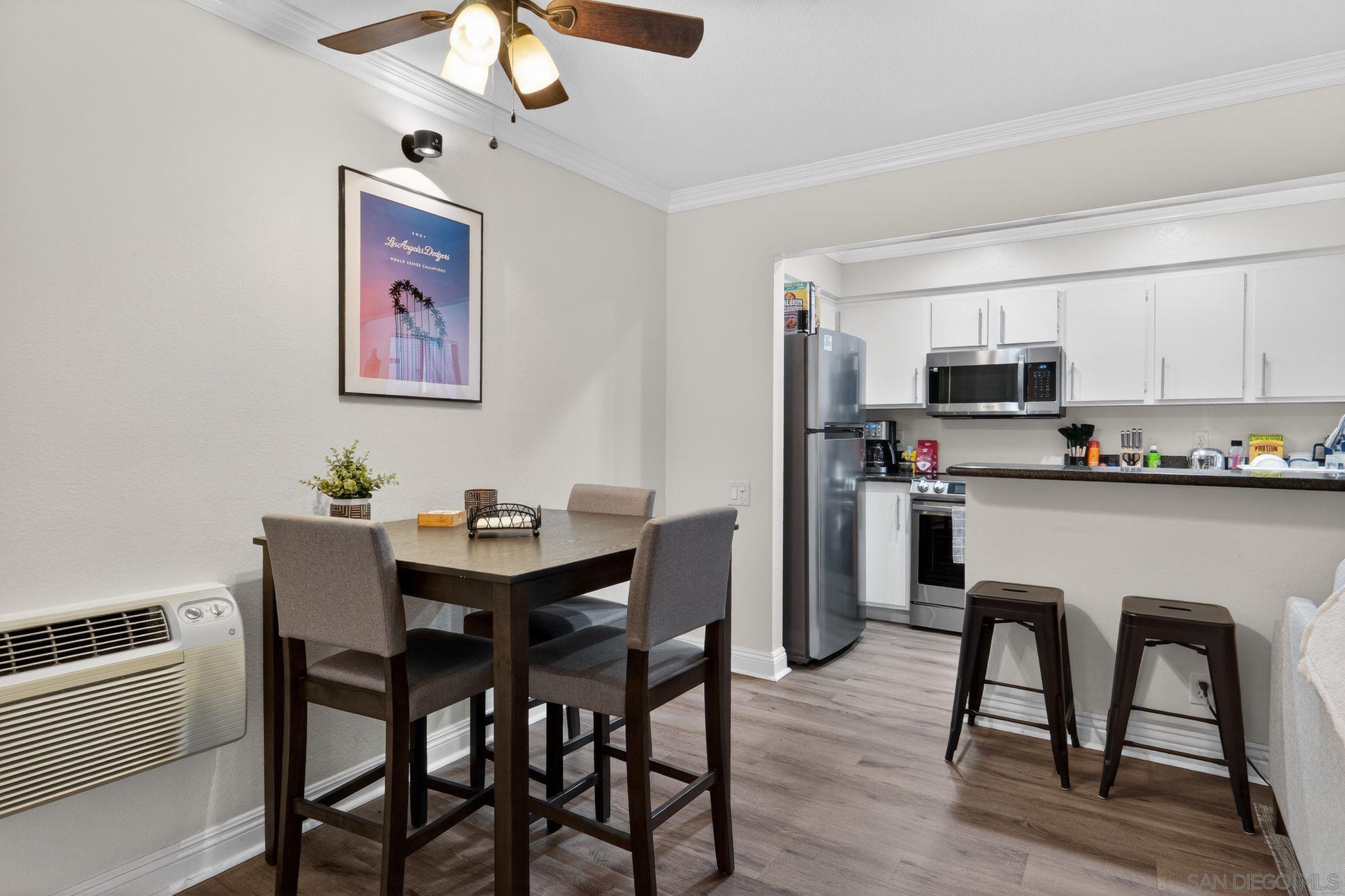 Detail Gallery Image 6 of 21 For 1353  Caminito Gabaldon  #E,  San Diego,  CA 92108 - 2 Beds | 1 Baths