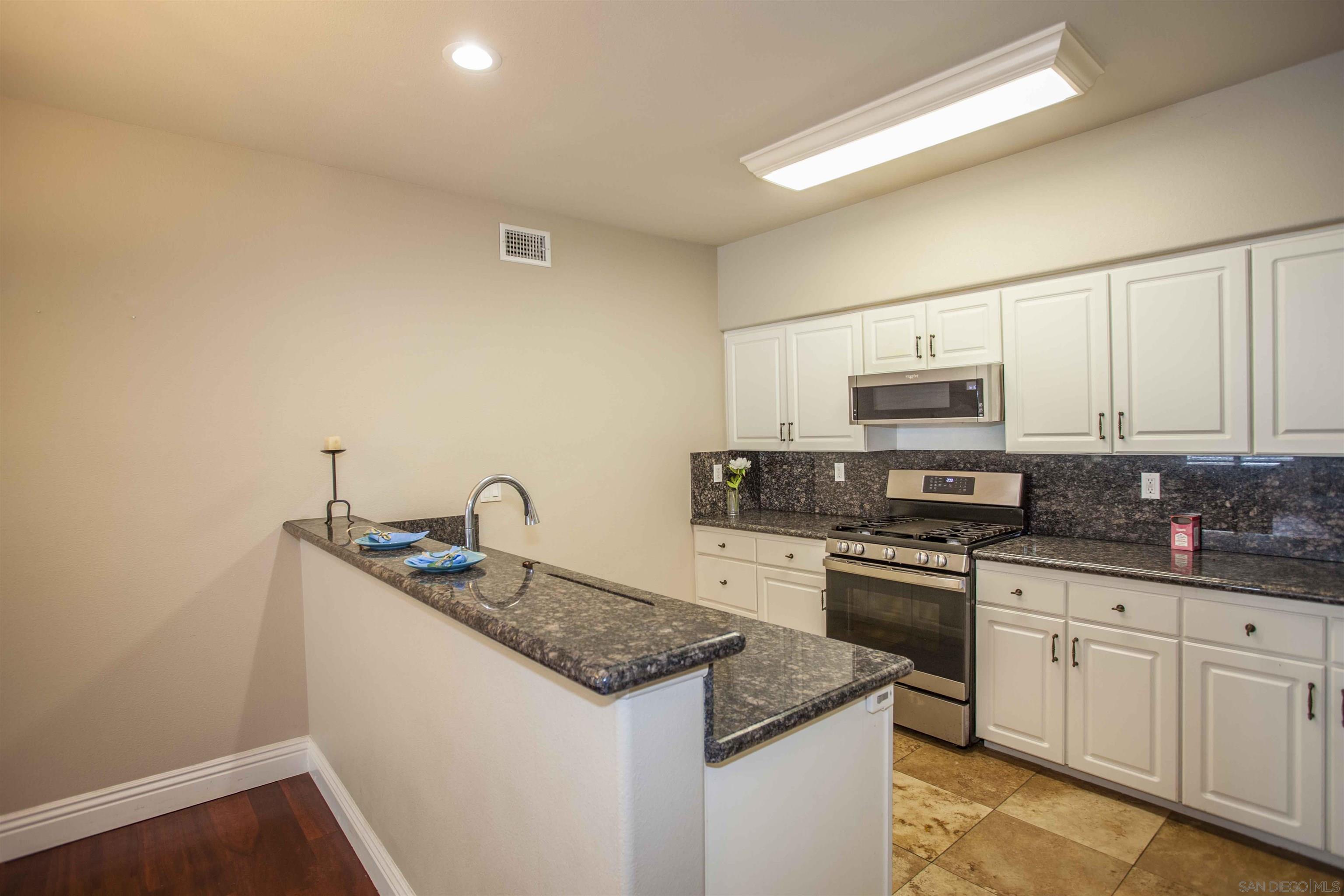 Detail Gallery Image 2 of 32 For 12362  Carmel Country Rd  #G208,  San Diego,  CA 92130 - 3 Beds | 2 Baths