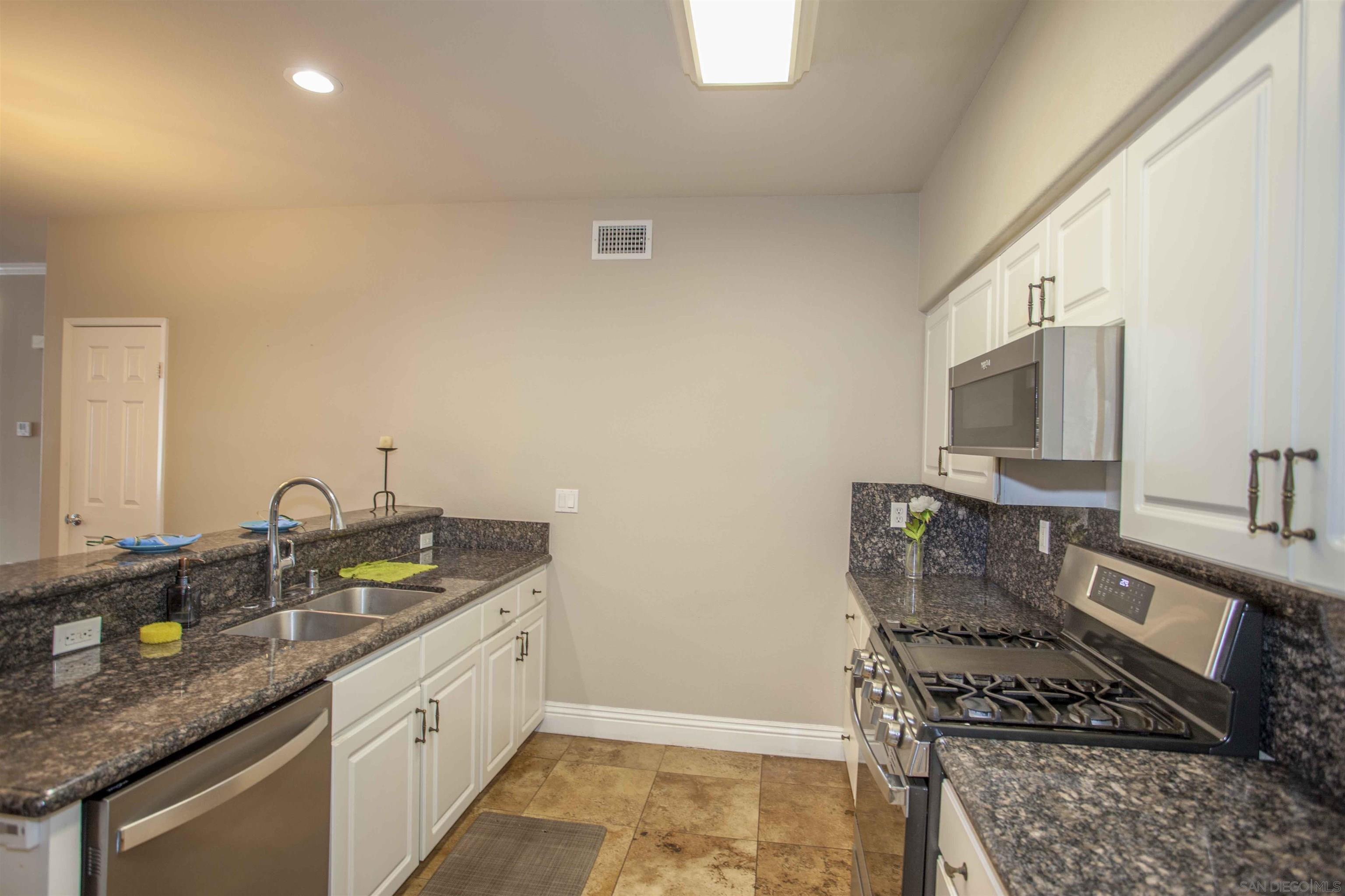 Detail Gallery Image 13 of 32 For 12362  Carmel Country Rd  #G208,  San Diego,  CA 92130 - 3 Beds | 2 Baths