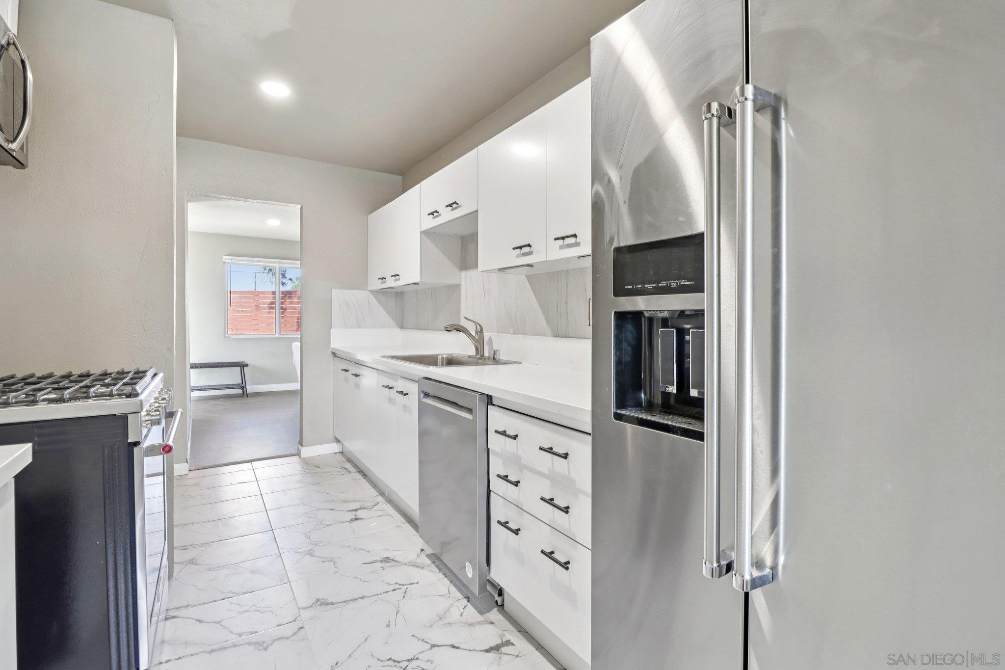 Detail Gallery Image 3 of 22 For , San Diego,  CA 92117 - 3 Beds | 2 Baths