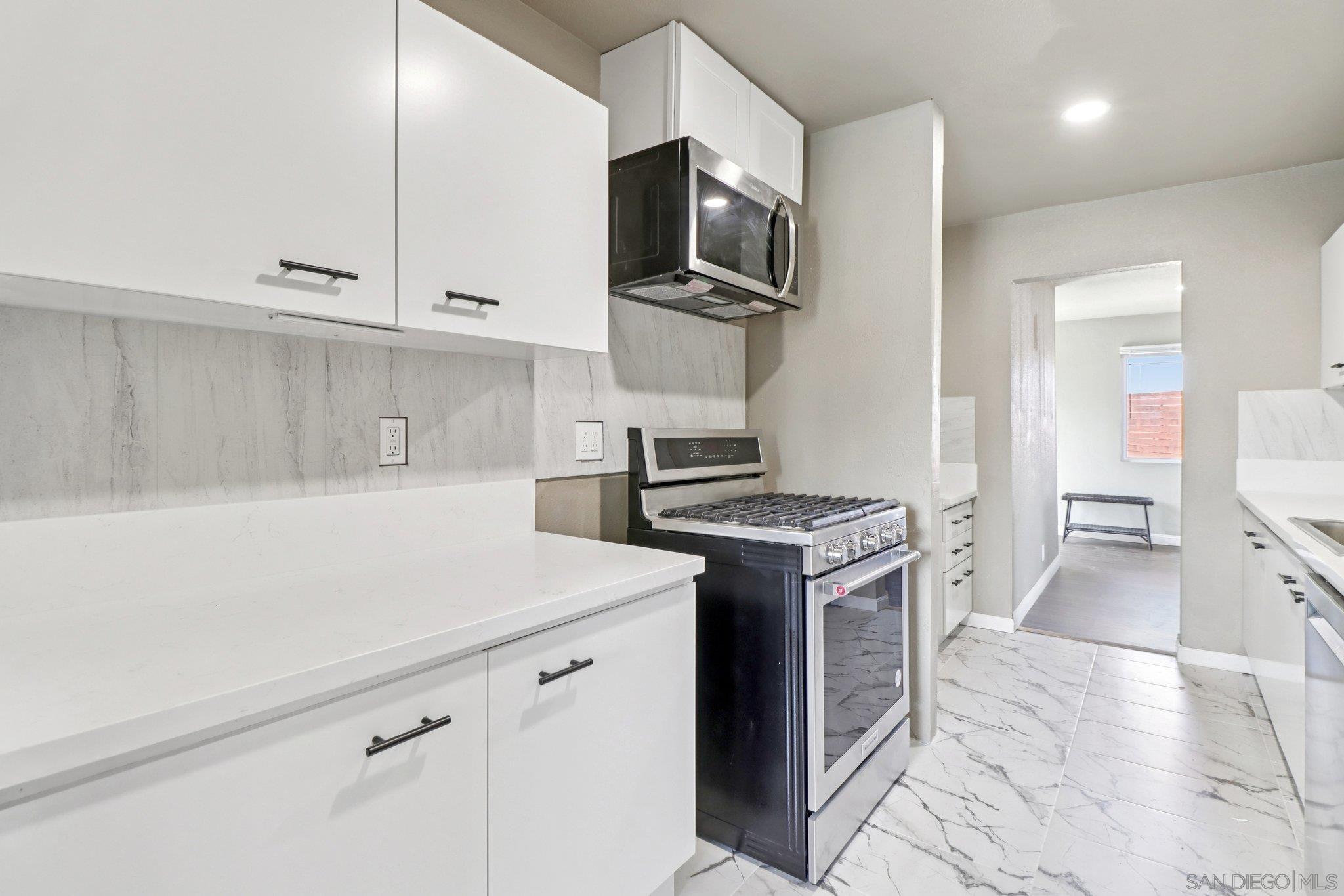 Detail Gallery Image 7 of 22 For , San Diego,  CA 92117 - 3 Beds | 2 Baths