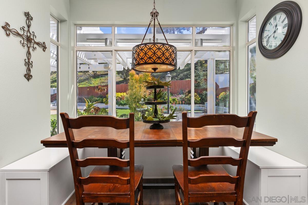 Detail Gallery Image 12 of 38 For 997  Masters Dr, Oceanside,  CA 92057 - 4 Beds | 3 Baths