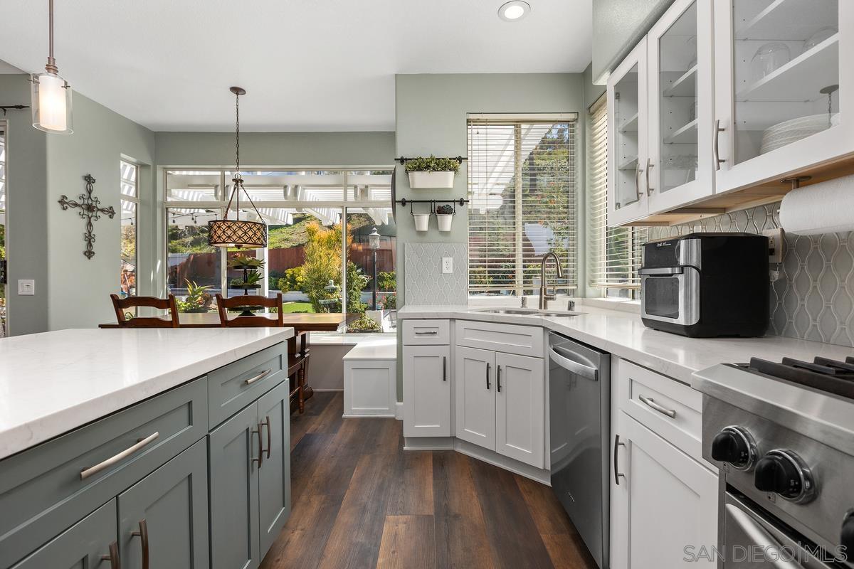 Detail Gallery Image 17 of 38 For 997  Masters Dr, Oceanside,  CA 92057 - 4 Beds | 3 Baths