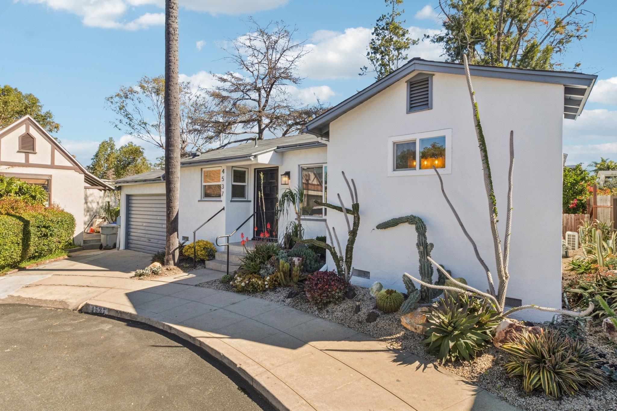 Detail Gallery Image 2 of 33 For 4537  45th St, San Diego,  CA 92115 - 2 Beds | 2 Baths