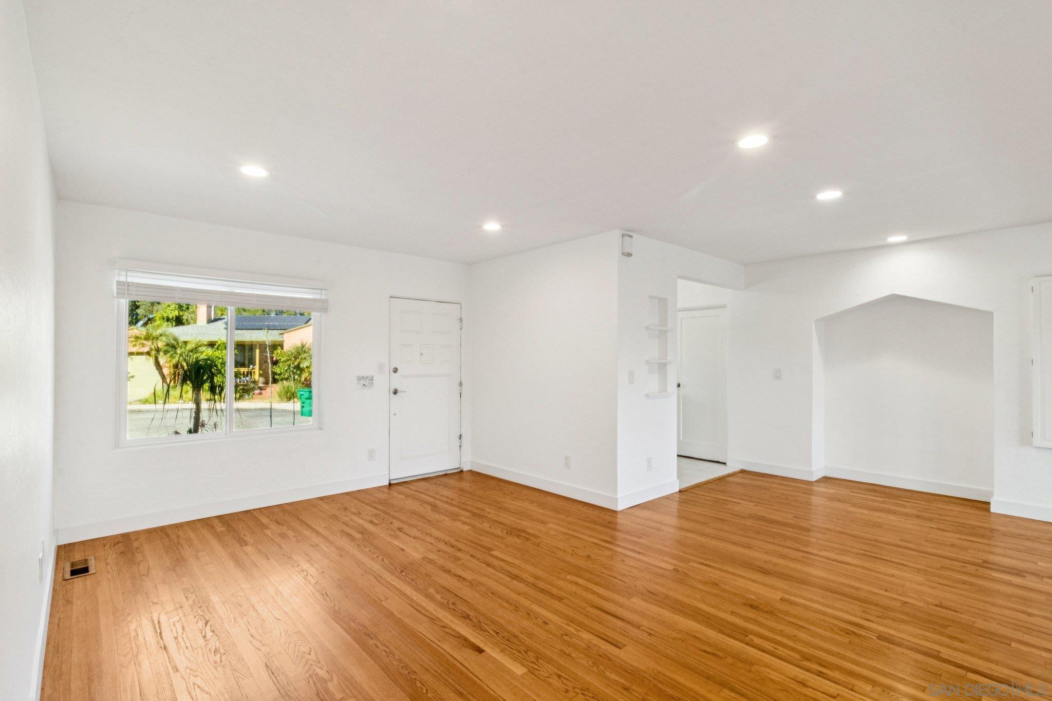 Detail Gallery Image 3 of 33 For 4537  45th St, San Diego,  CA 92115 - 2 Beds | 2 Baths