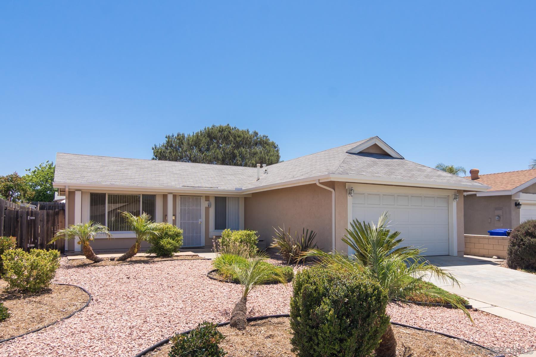 Detail Gallery Image 2 of 26 For 10939  Avenida Del Gato, San Diego,  CA 92126 - 3 Beds | 2 Baths