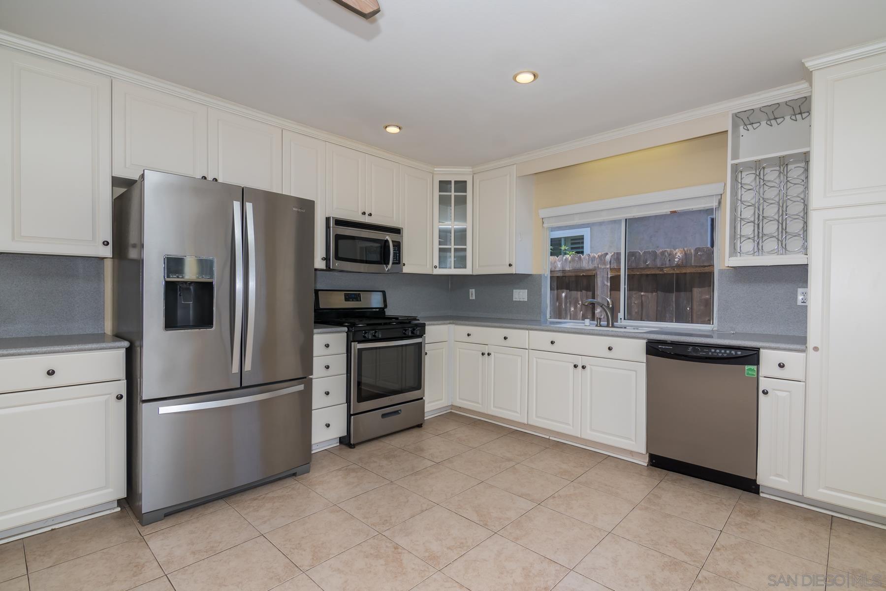 Detail Gallery Image 11 of 26 For 10939  Avenida Del Gato, San Diego,  CA 92126 - 3 Beds | 2 Baths