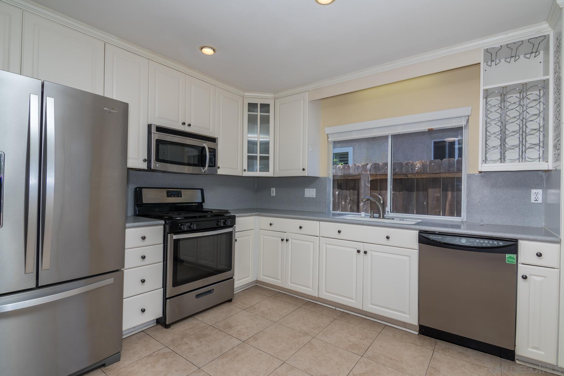 Detail Gallery Image 12 of 26 For 10939  Avenida Del Gato, San Diego,  CA 92126 - 3 Beds | 2 Baths