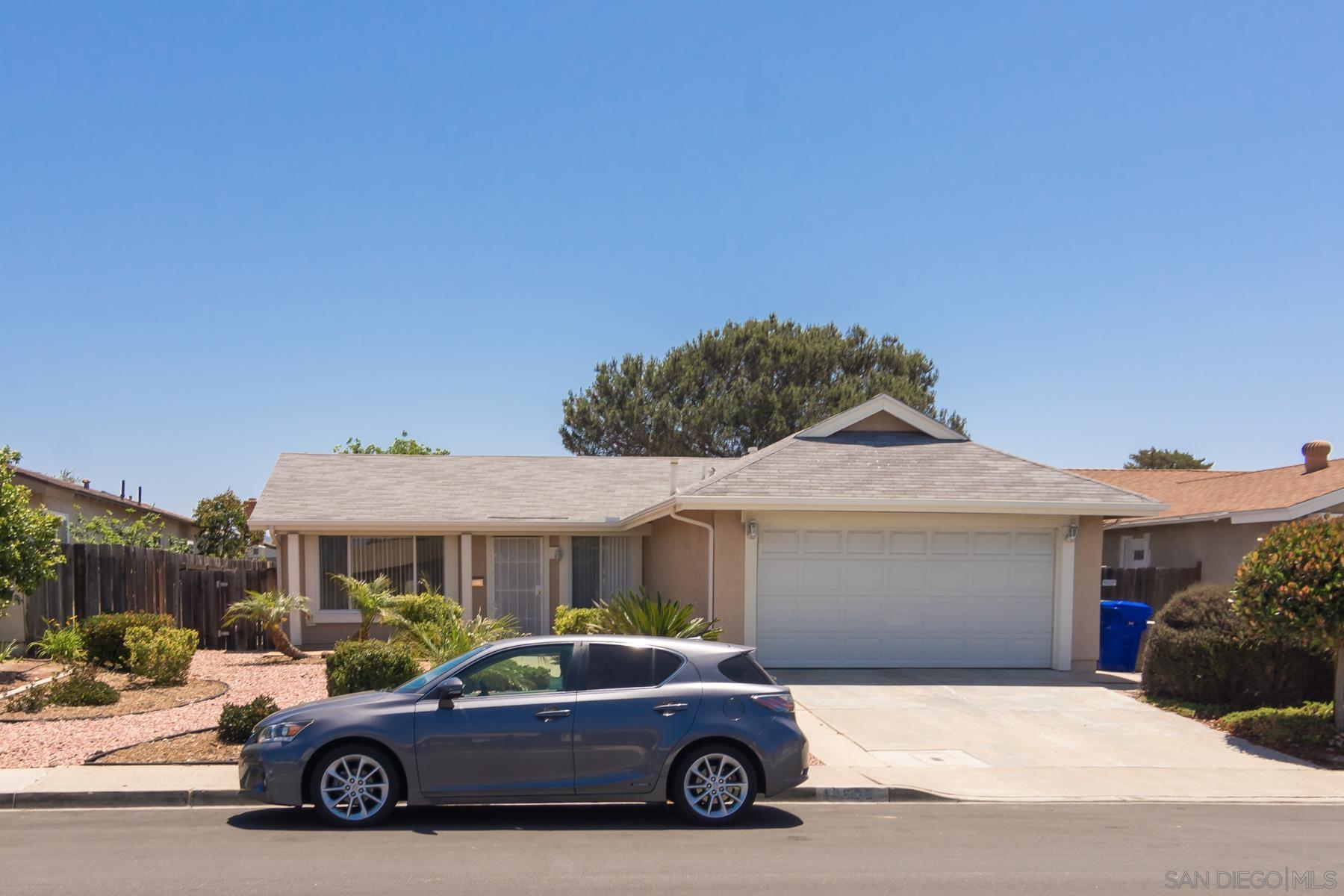 Detail Gallery Image 3 of 26 For 10939  Avenida Del Gato, San Diego,  CA 92126 - 3 Beds | 2 Baths