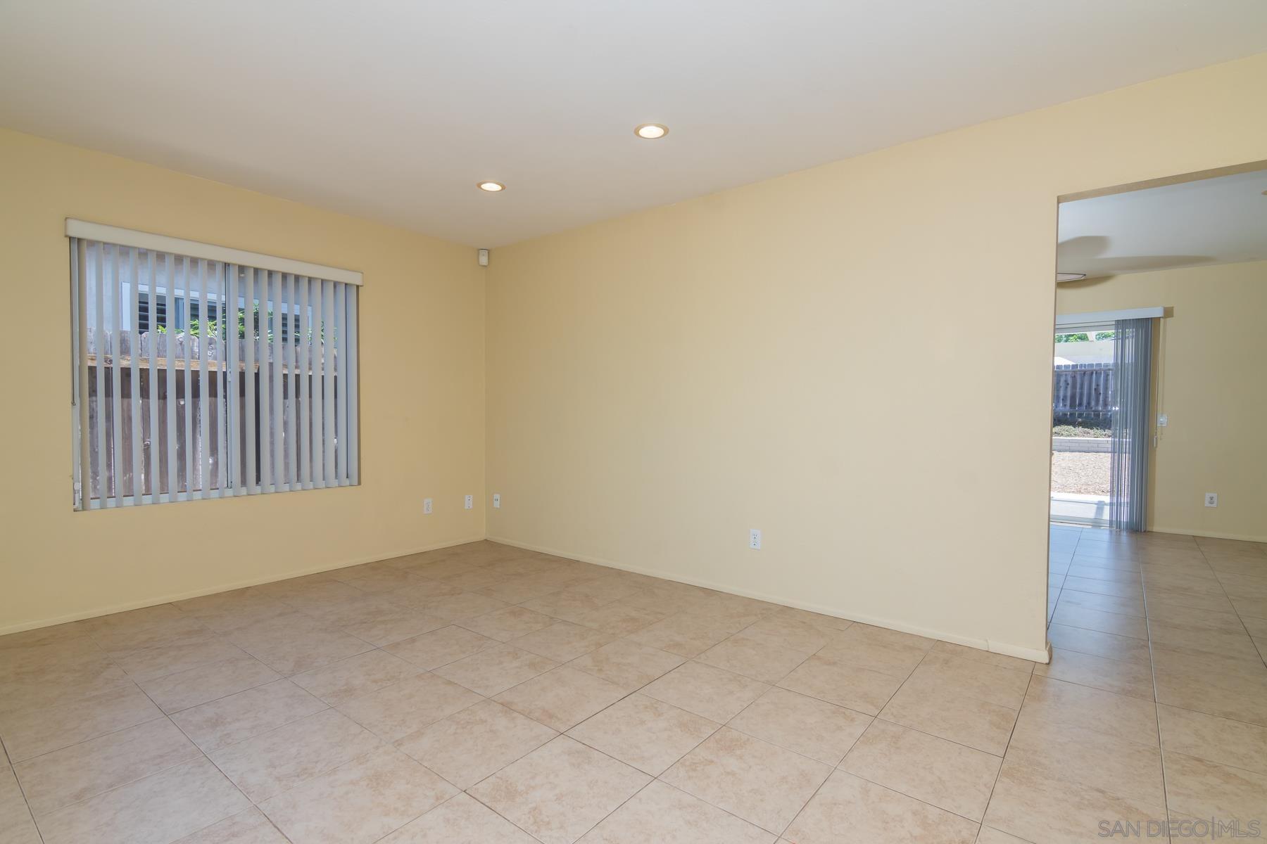 Detail Gallery Image 6 of 26 For 10939  Avenida Del Gato, San Diego,  CA 92126 - 3 Beds | 2 Baths