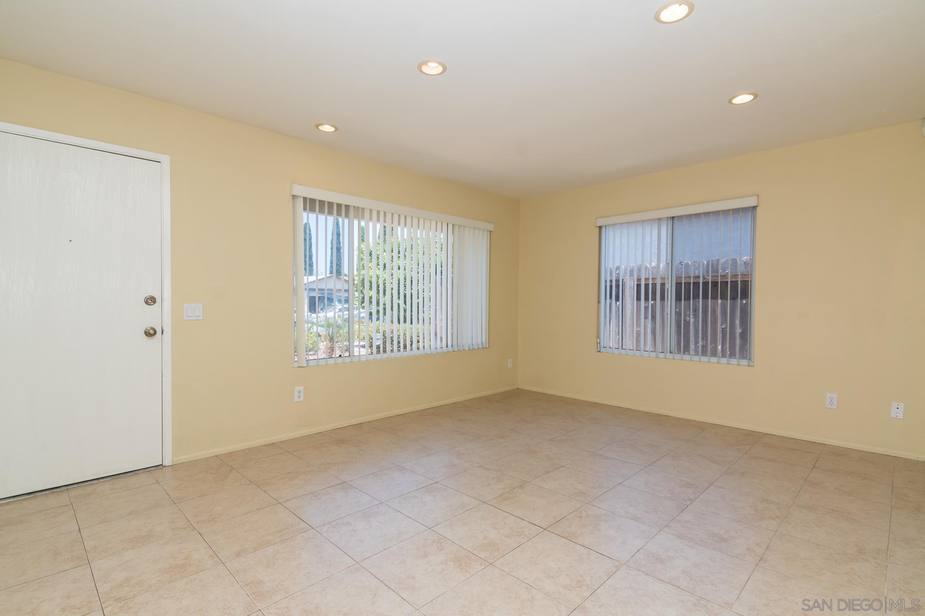 Detail Gallery Image 7 of 26 For 10939  Avenida Del Gato, San Diego,  CA 92126 - 3 Beds | 2 Baths