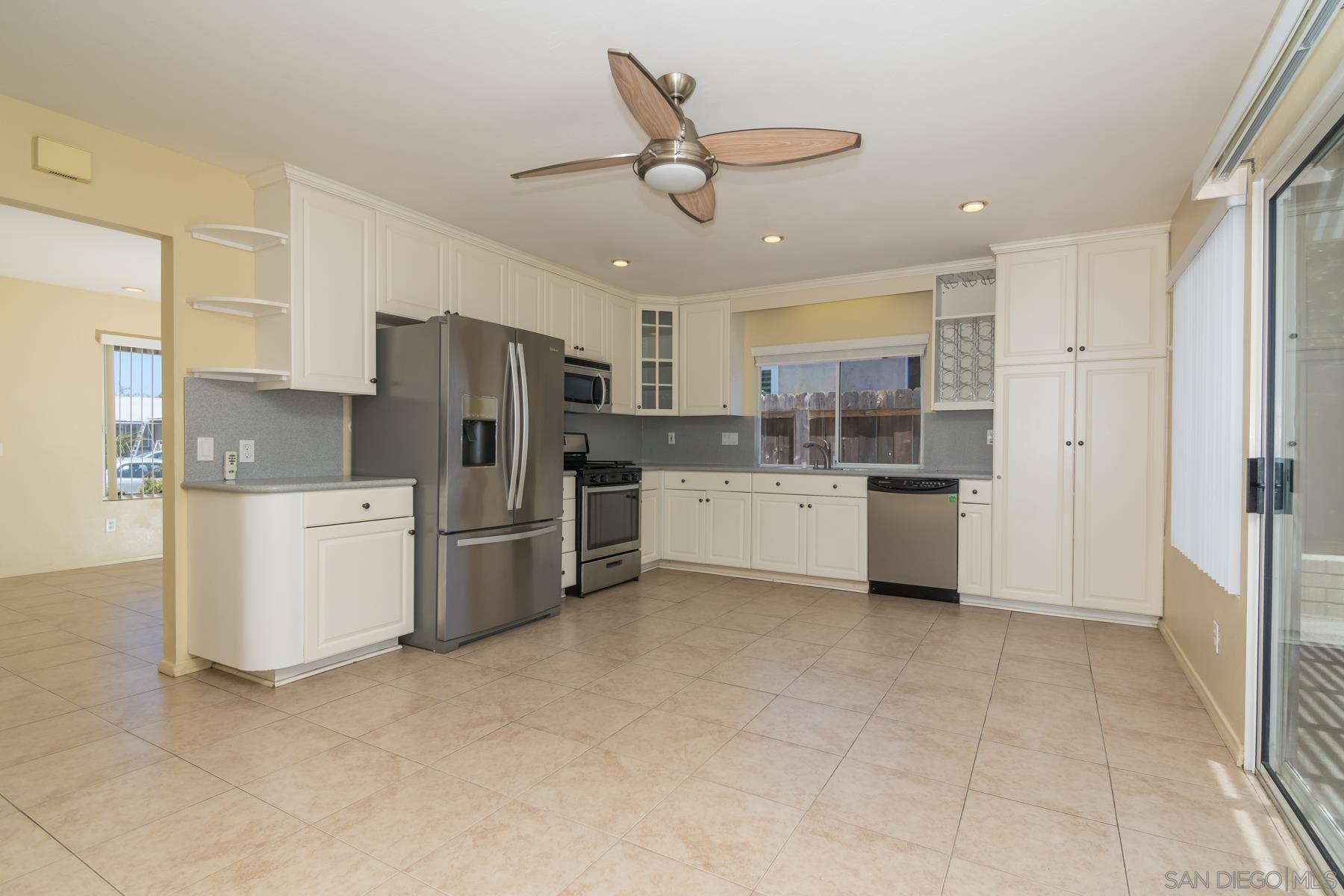 Detail Gallery Image 9 of 26 For 10939  Avenida Del Gato, San Diego,  CA 92126 - 3 Beds | 2 Baths